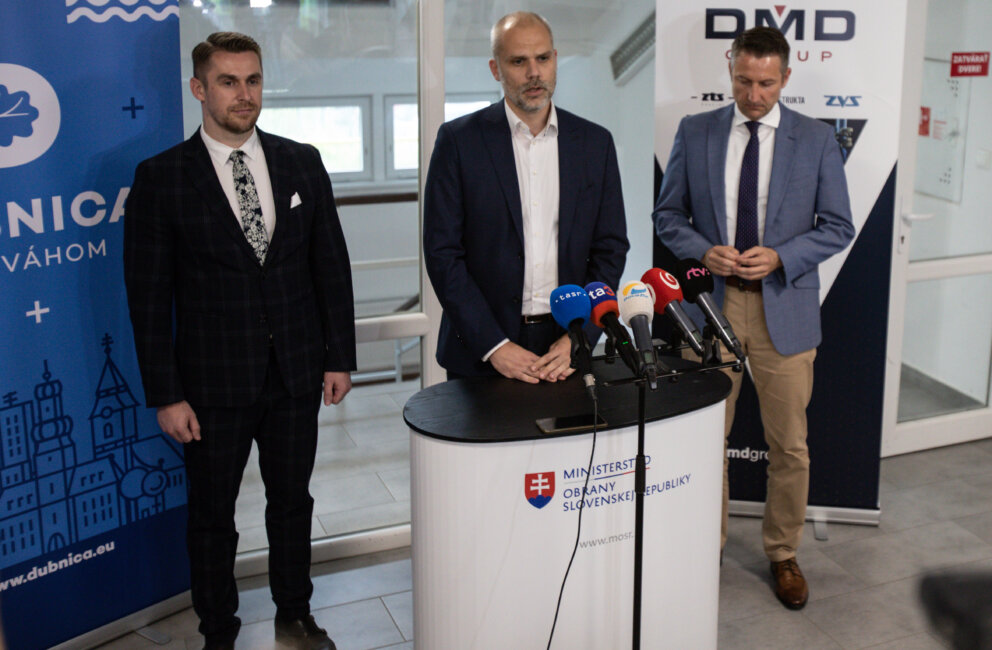 Primátor mesta Dubnica nad Váhom Peter Wolf, minister obrany SR Martin Sklenár a generálny riaditeľ spoločnosti DMD Group Štefan Škultéty