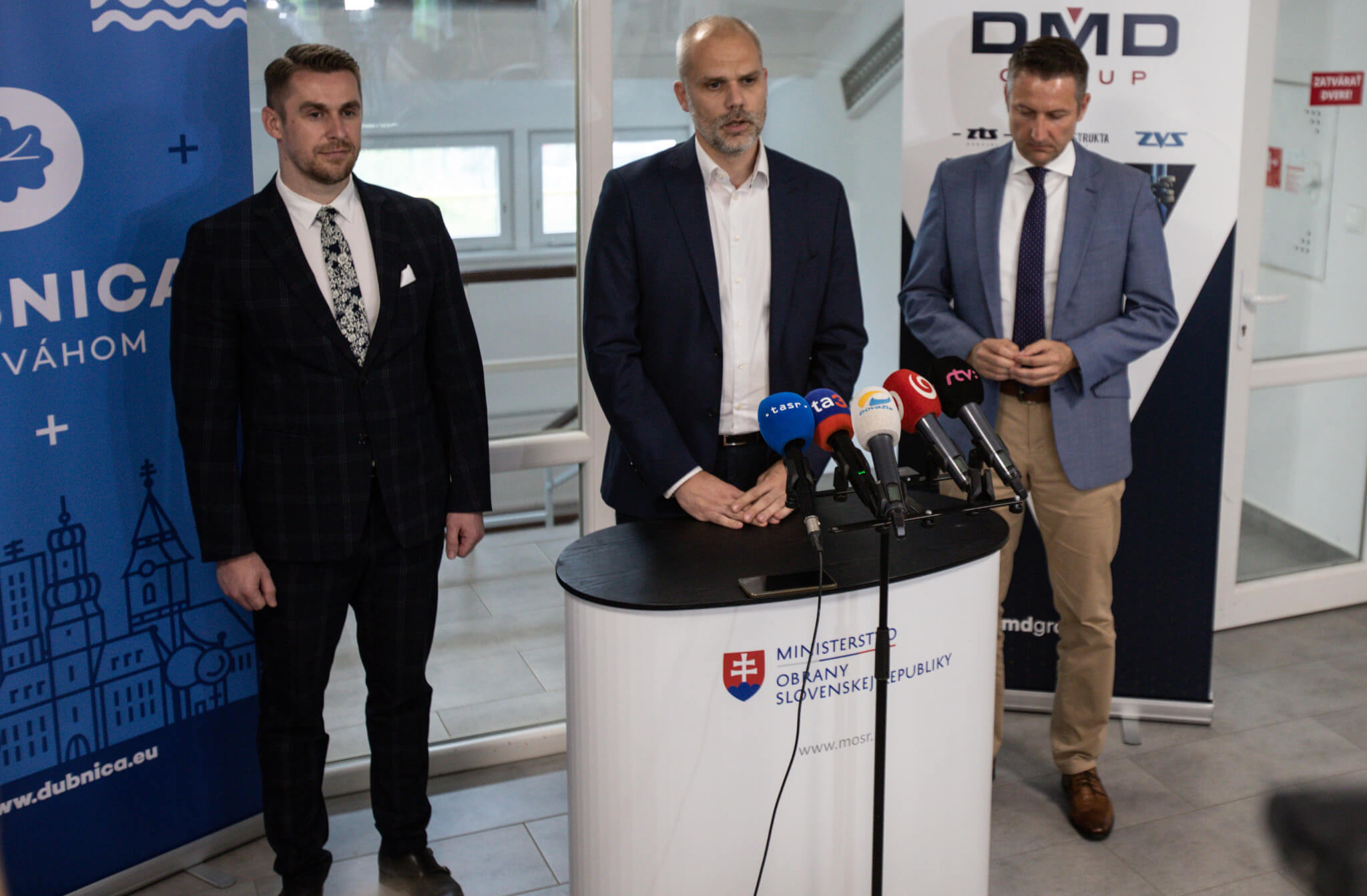 Primátor mesta Dubnica nad Váhom Peter Wolf, minister obrany SR Martin Sklenár a generálny riaditeľ spoločnosti DMD Group Štefan Škultéty