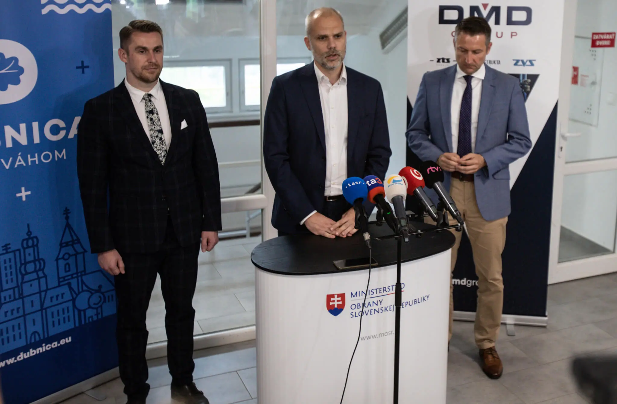 Primátor mesta Dubnica nad Váhom Peter Wolf, minister obrany SR Martin Sklenár a generálny riaditeľ spoločnosti DMD Group Štefan Škultéty