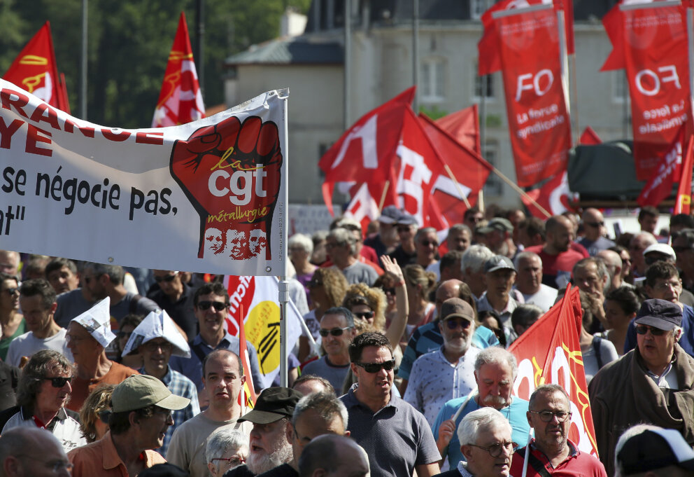 Francúzi demonštrujúci proti dôchodkovej reforme