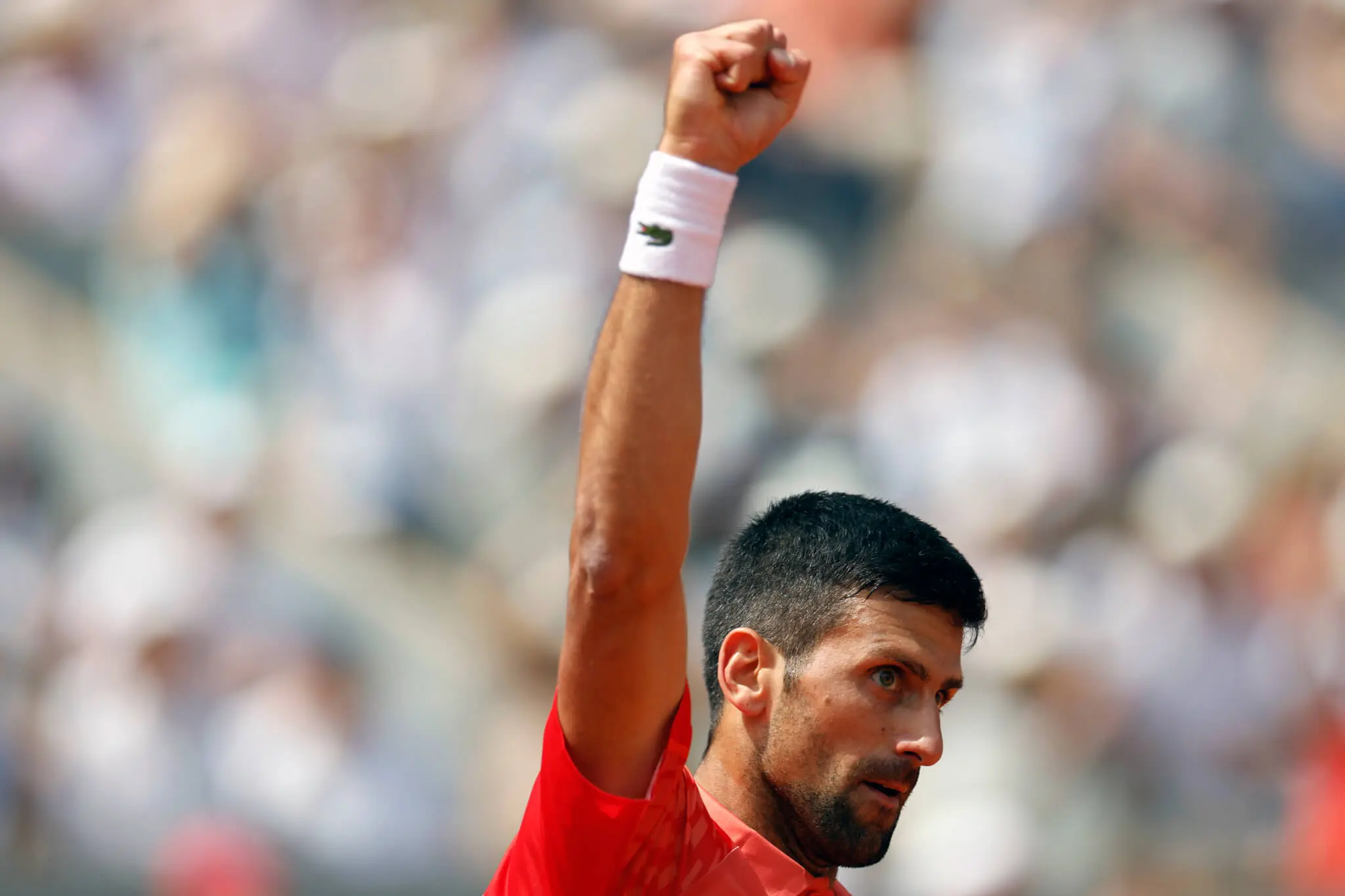 Novak Djokovič v zápase proti Španielovi Carlosovi Alcarazovi v semifinále dvojhry mužov na grandslamovom tenisovom turnaji Roland Garros v Paríži