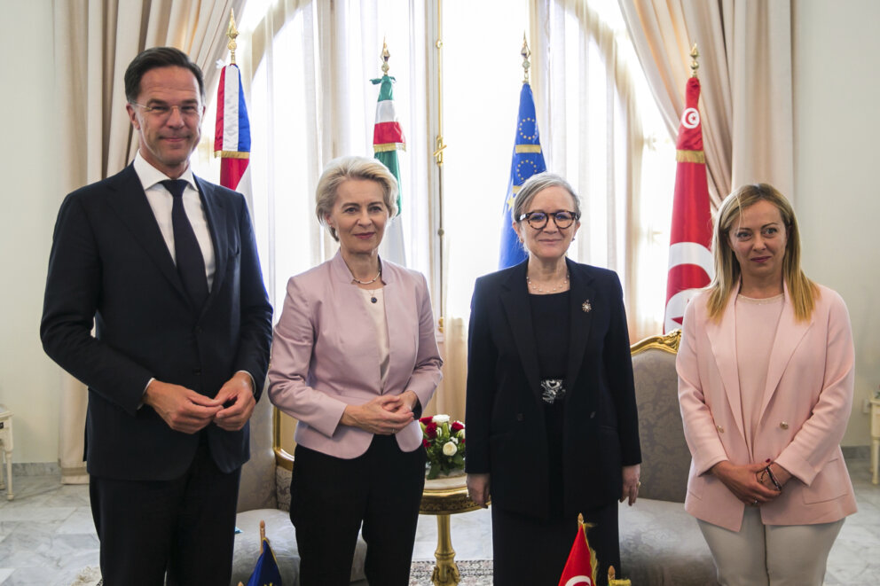 Talianska premiérka Giorgia Meloniová, tuniská premiérka Nadžla Búdinová, šéfka Európskej komisie Ursula von der Leyenová a holandský premiér Mark Rutte počas stretnutia v Tunisku