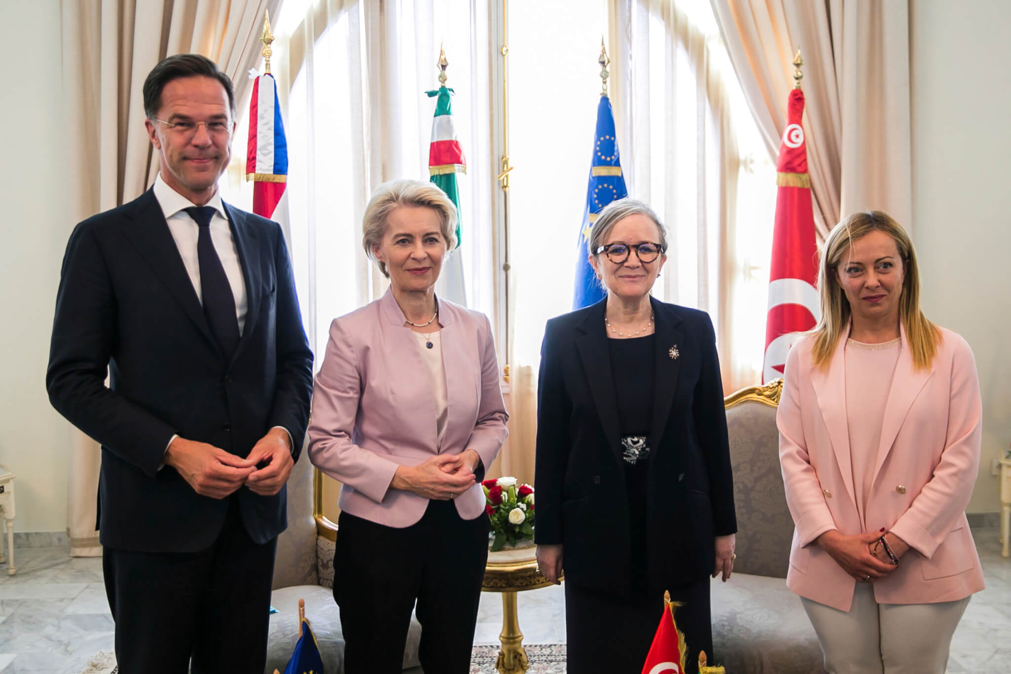 Talianska premiérka Giorgia Meloniová, tuniská premiérka Nadžla Búdinová, šéfka Európskej komisie Ursula von der Leyenová a holandský premiér Mark Rutte počas stretnutia v Tunisku