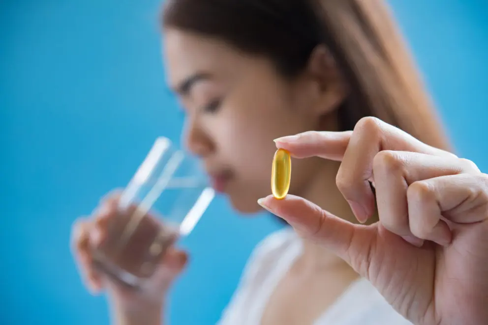 vitamín žena pohár voda