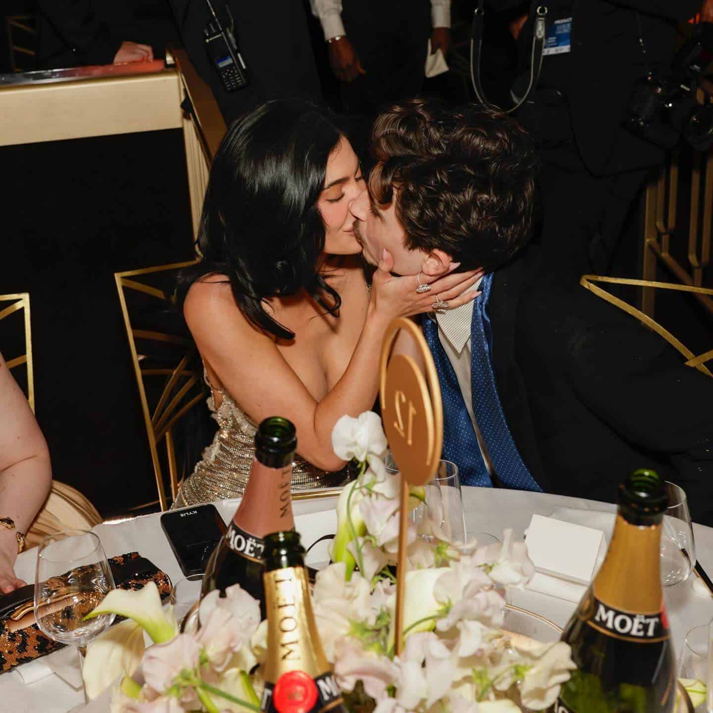 Americká modelka a podnikateľka Kylie Jenner s partnerom, hercom Timothée Chalametom. Foto: <a href="https://www.instagram.com/cbstv/p/DEeOzk1xEgU/?img_index=2">Instagram/Golden Globes</a>
