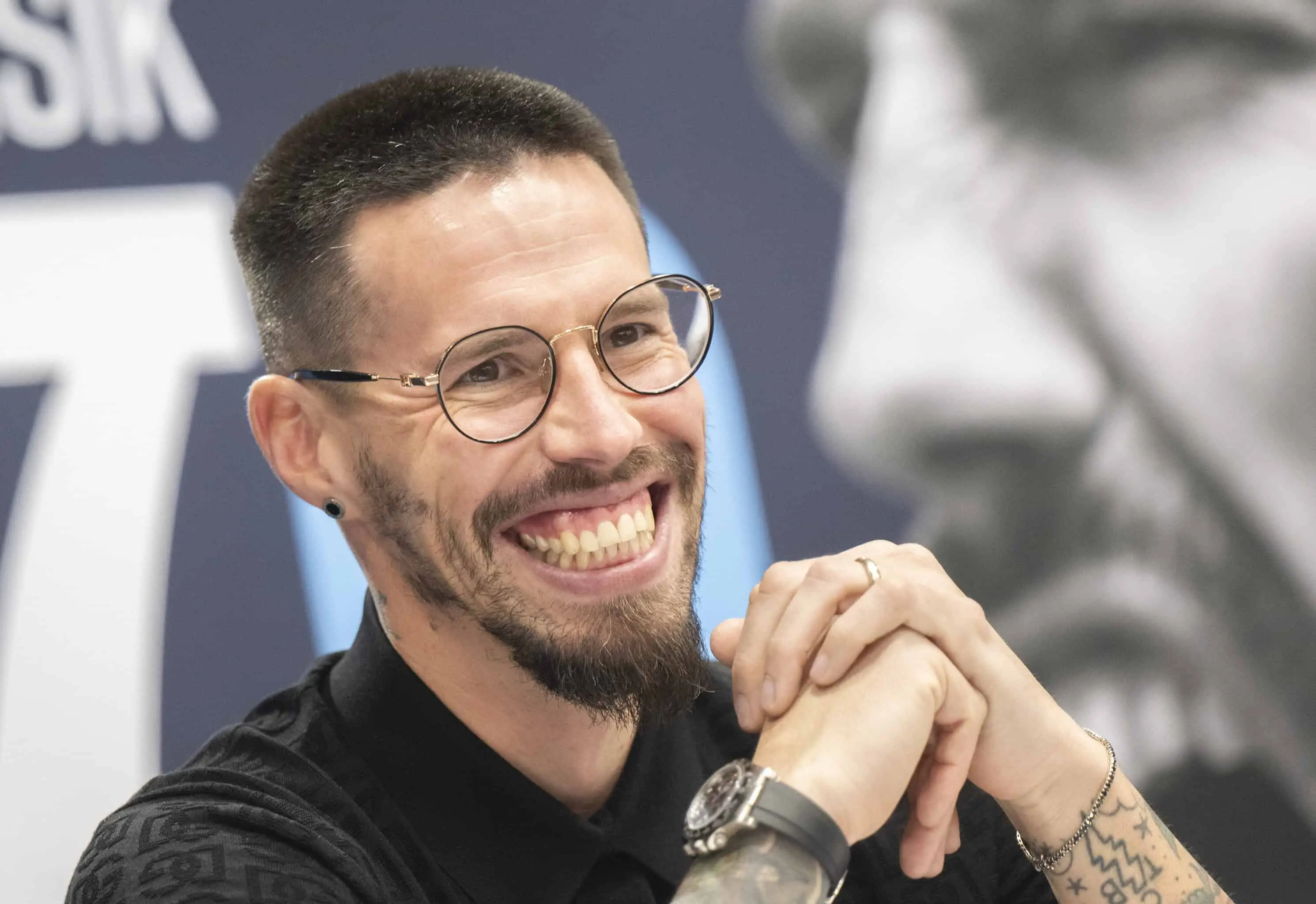 Na snímke bývalý slovenský futbalista Marek Hamšík sa usmieva počas tlačovej konferencie k rozlúčkovému zápasu v Bratislave v stredu 5. februára 2025. Rozlúčkový zápas "Punto17" sa odohrá na Národnom futbalovom štadióne (NFŠ) - Tehelné pole 5. júla. Bude to symbolická bodka, ktorou sa Marek Hamšík posunie od hráčskej kariéry k ďalšiemu pôsobeniu vo svete futbalu. Účasť už potvrdili Lukáš Haraslín, Martin Škrtel či Paolo Cannavaro a Ezequiel Lavezzi. Zdroj: FOTO TASR/Martin Baumann