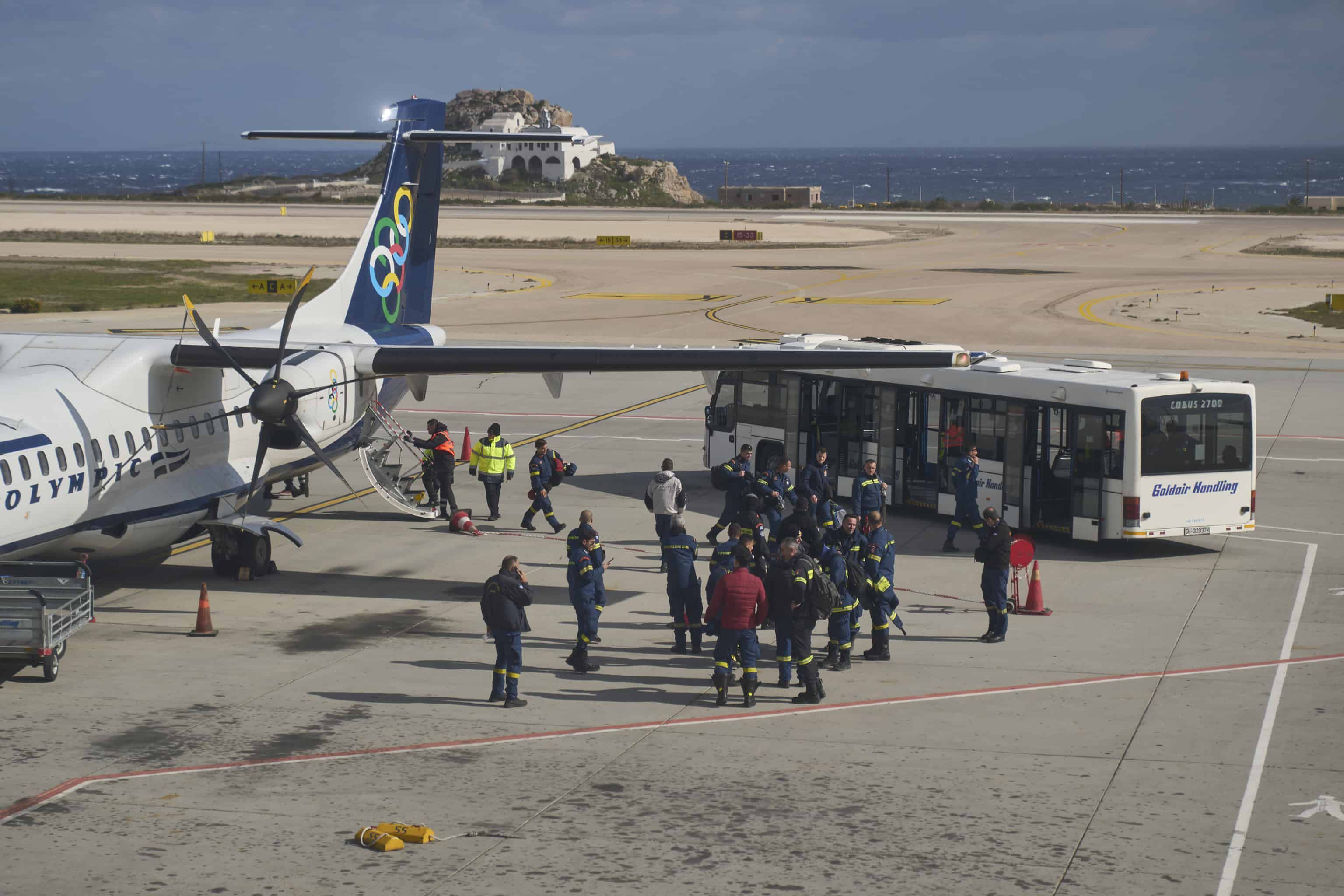 Na snímke hasiči prichádzajú na letisko na ostrove Santorini po tom, čo ostrov zasiahla vlna menších zemetrasení. Zdroj: FOTO TASR/AP