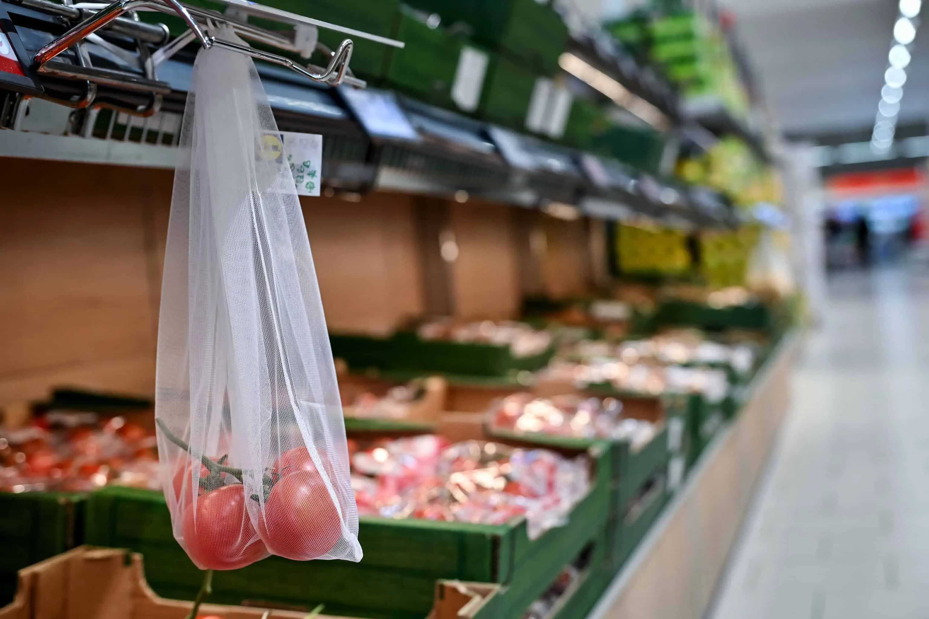 Na snímke eko-sieťka v jednej z predajní Lidl v rámci tlačovej konferencie spoločnosti Lidl a iniciatívy Upracme Slovensko na tému Výmena všetkých mikroténových vrecúšok za eko-sieťky v jednej z predajní, 27. februára 2024 v Bratislave. Zdroj: FOTO TASR/Pavol Zachar