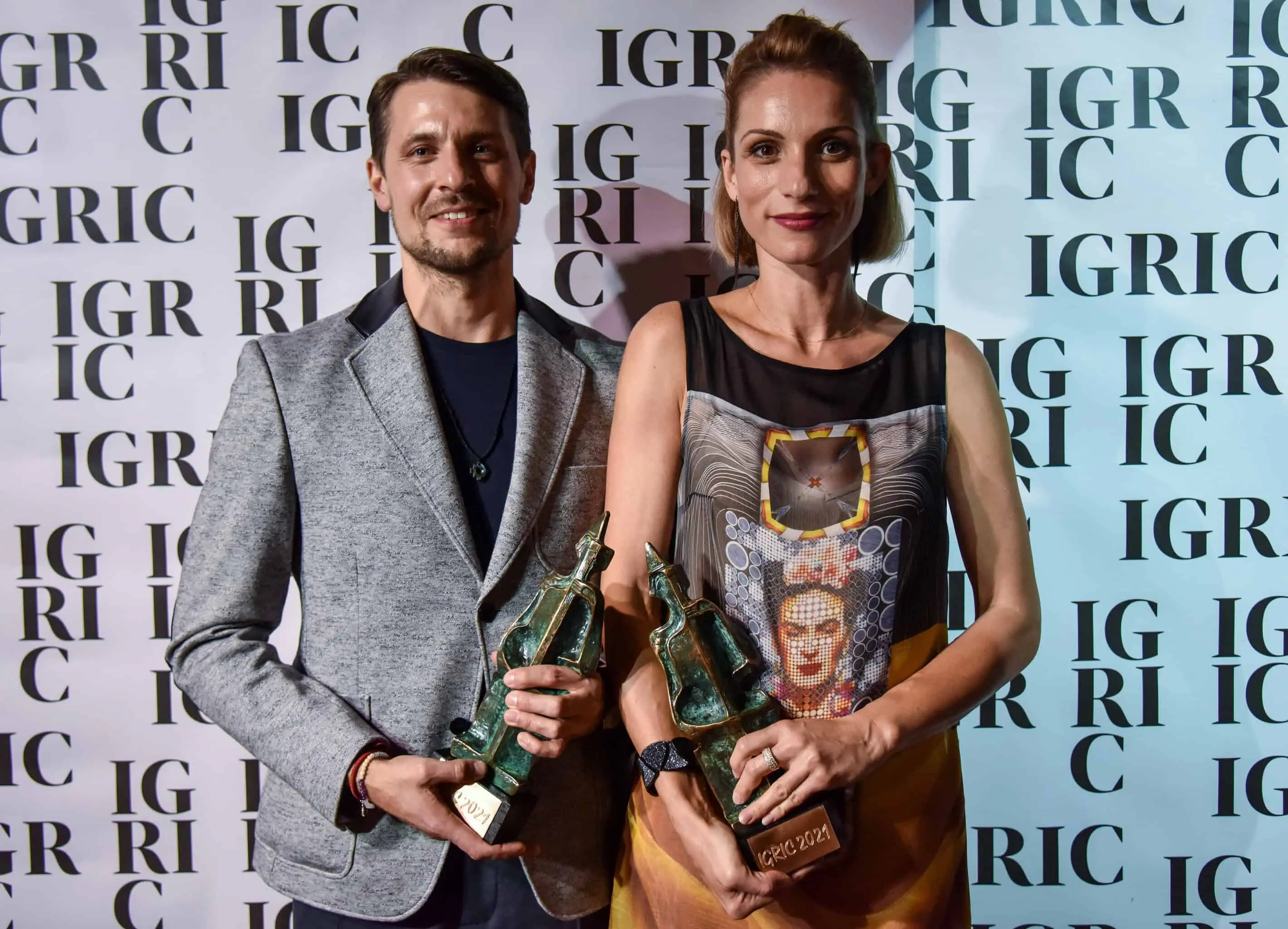 Na snímke z¾ava herec Juraj Loj a hereèka Zuzana Kanócz, ktorí získali cenu Igric za muský a enský herecký výkon vo filmovom alebo televíznom diele poèas odovzdávania cien najprestínejej a najstarej slovenskej filmovej a audiovizuálnej ceny Igric 2021, ktorú ude¾uje Slovenský filmový zväz, Únia slovenských televíznych tvorcov a Literárny fond, 26. septembra 2021 v Bratislave. FOTO TASR - Pavol Zachar *** Local Caption *** Národná cena pre najvýznamnejie tvorivé èiny v oblasti filmovej a televíznej tvorby