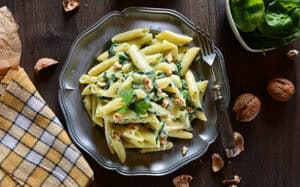 Cestoviny penne so špenátom a orechmi