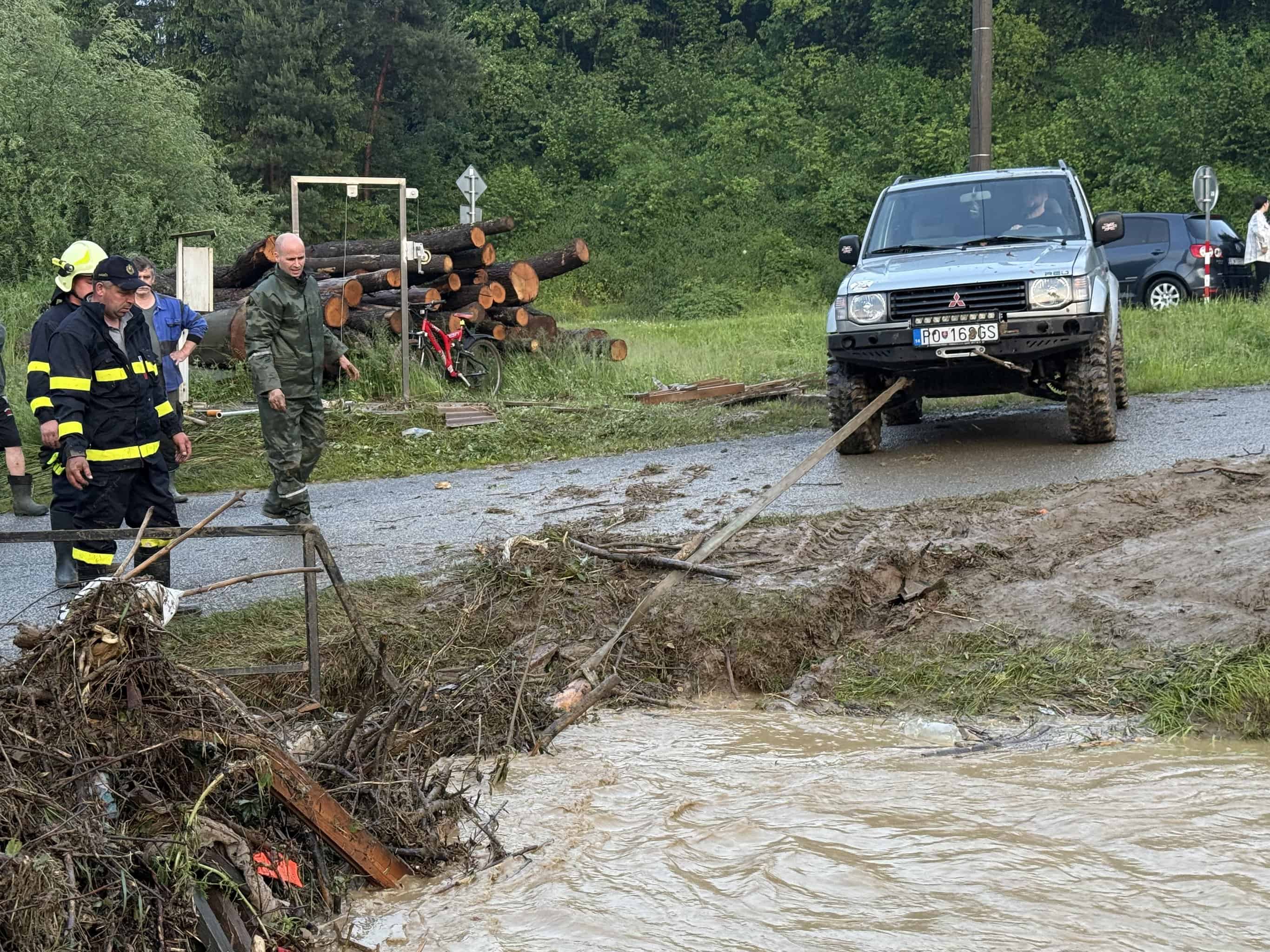 Pre silné búrky zasahovali hasiči vo viacerých obciach v Prešovskom kraji