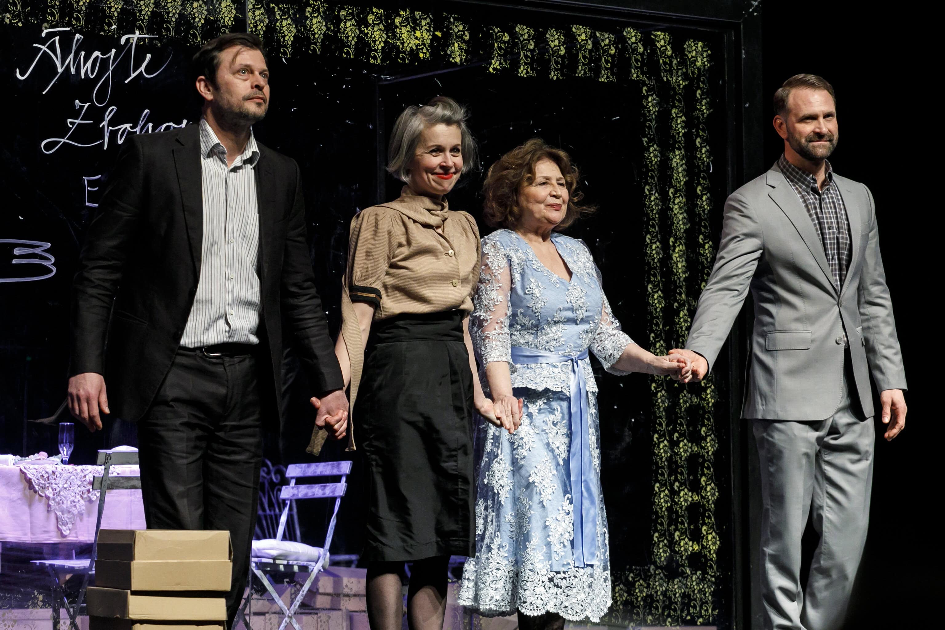 herci Alexander Bárta (Tom Wingfield), Ivana Uhlířová (Laura Wingfieldová), Emília Vášáryová (Amanda Wingfieldová) a Tomáš Maštalír (Jim O’Connor) Sklenený zverinec