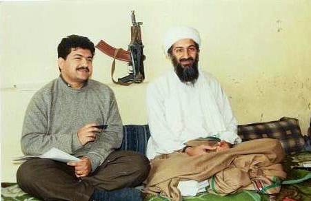 Pakistanský novinár počas rozhovoru s Usamom bin Ládinom v roku 1998, Zdroj: Wikimedia commons