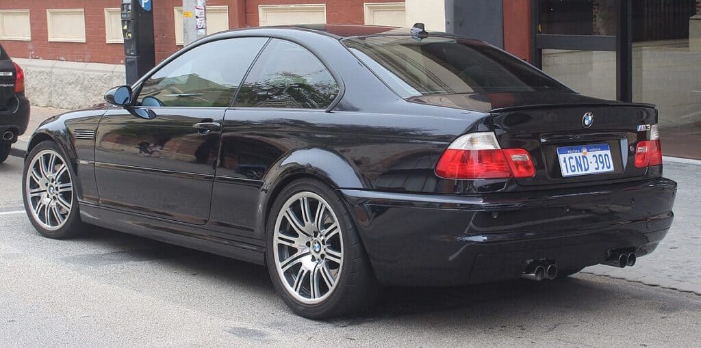 BMW E46 je elegantné kupé s dokonalým vyvážením medzi komfortom a športovosťou, Zdroj: Wikimedia commons