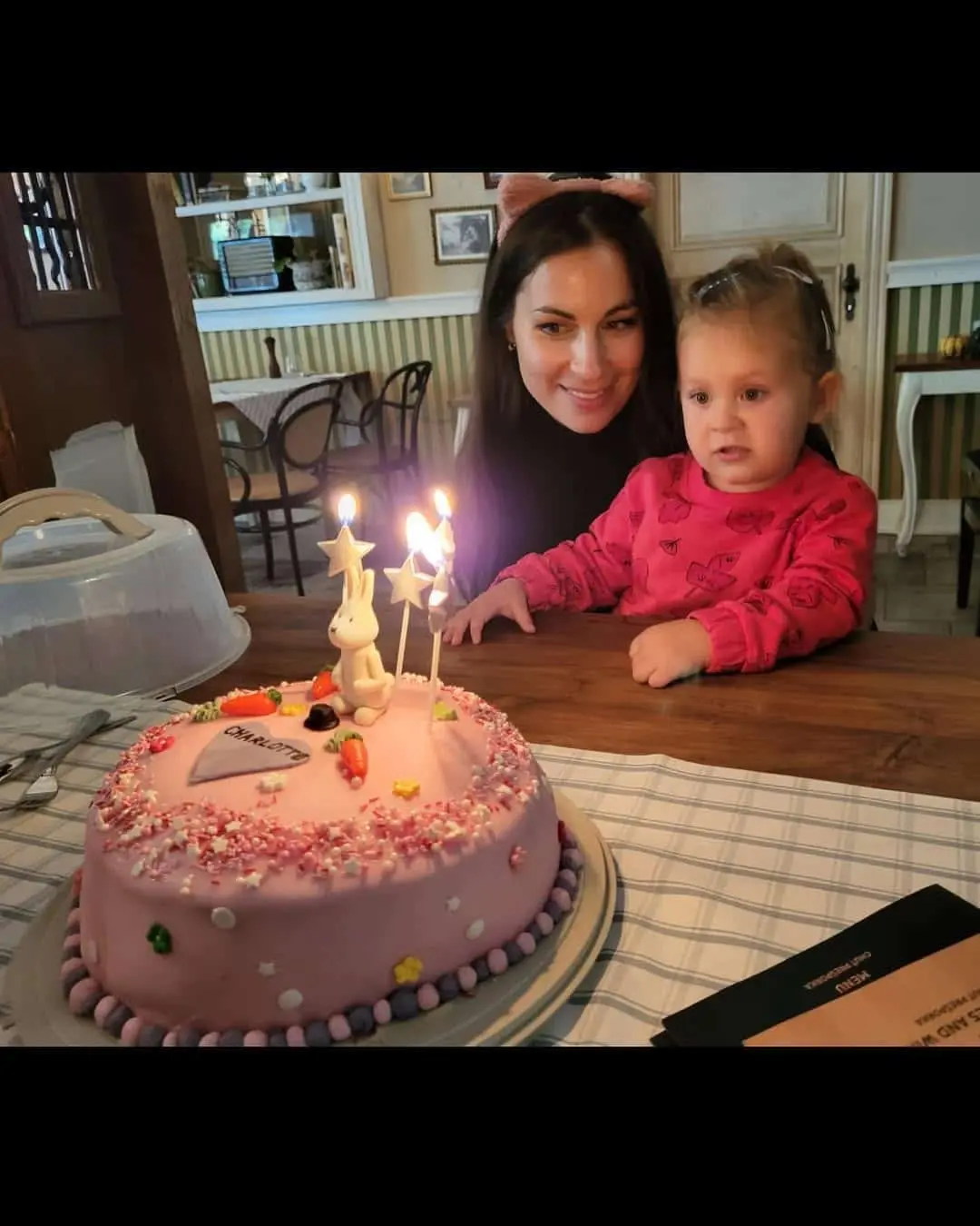 greppelová-palonder Herečka Kristína Greppelová s dcérkou Charlotte. Foto: Instagram/<a href ="https://www.instagram.com/kristina_greppelova/p/Ce4D92RLUTZ/ ">kristina_greppelova