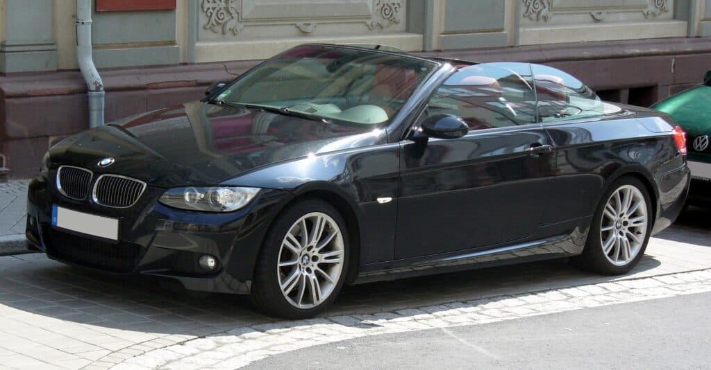 Motor N47 sa nachádzal vo veľa modeloch BMW, napríklad aj v E93, Zdroj: Wikimedia commons