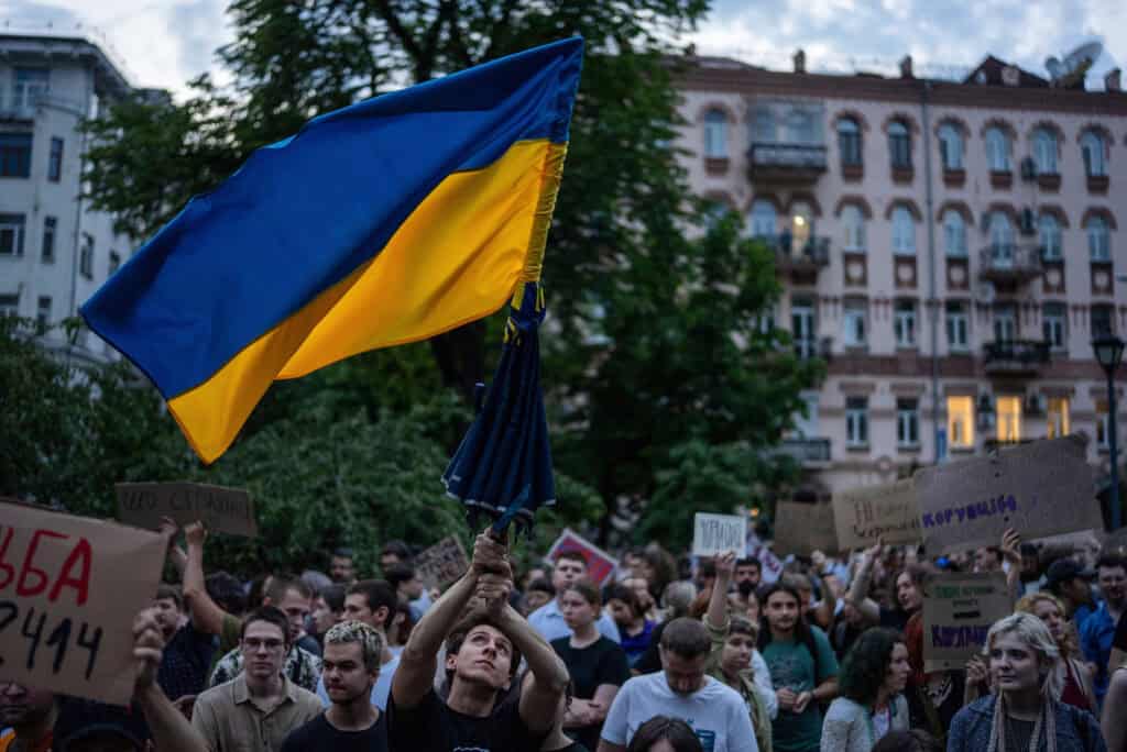 Na Ukrajine sa zdvihla vlna protestov proti zákonu zameranému na protikorupčné inštitúcie. Zdroj: (TASR/AP Photo/Alex Babenko)