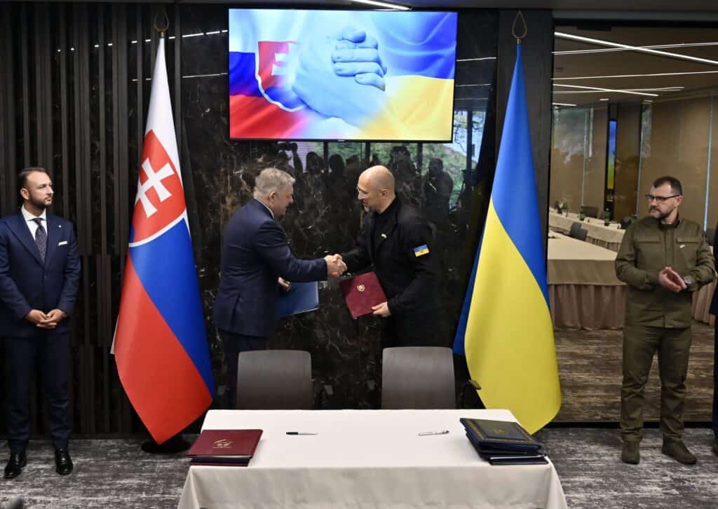 Predseda vlády SR Robert Fico a už bývalý predseda vlády Ukrajiny Denys Šmyhaľ pri spoločných rokovaniach, Zdroj: TASR/Roman Hanc