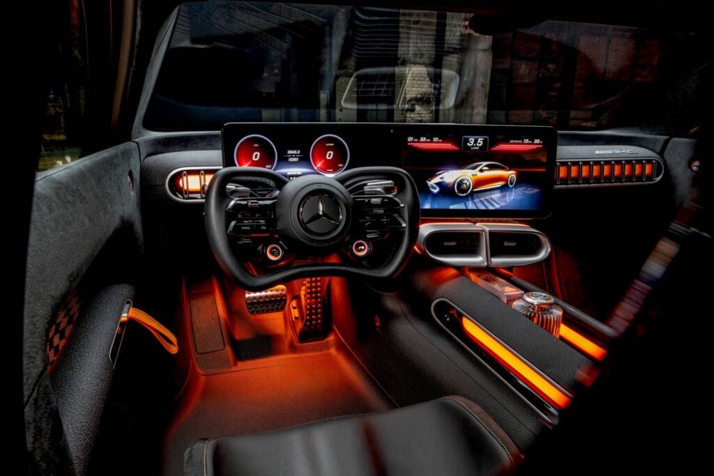 Interiér konceptu modelu AMG GT XX je futuristickou kombináciou pretekárskej estetiky a luxusu, Zdroj: Mercedes-Benz