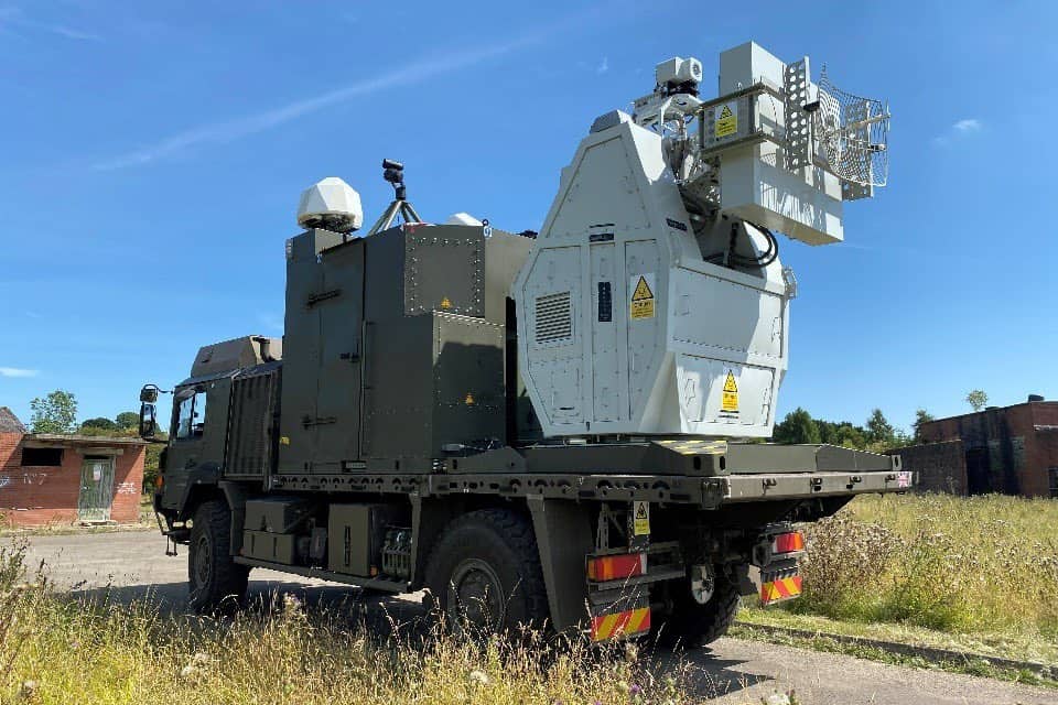 Veľká Británia testuje rádiový systém proti dronom Systém dokáže za niekoľko sekúnd zneškodniť roj dronov na vzdialenosť do 1 km. Zdroj:X/MilitaryNewsUA