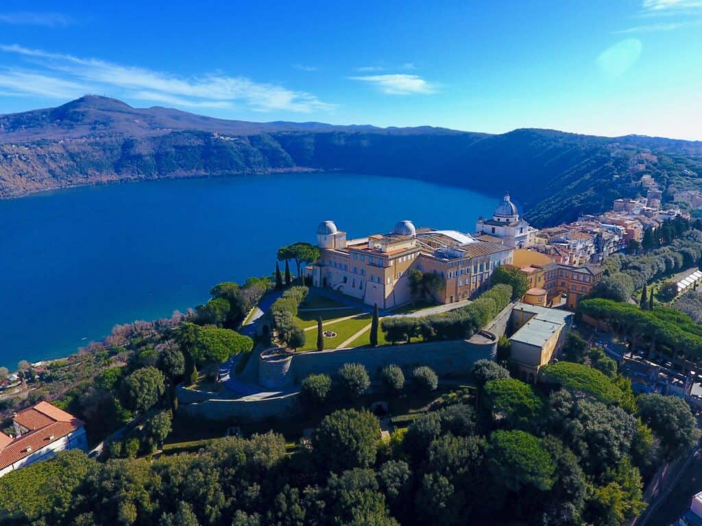 Pápež Leo XIV oživuje tradíciu: Letné prázdniny trávi v Castel Gandolfe, pápežskom letovisku využívanom od čias Urbana VIII. Zdroj: X/Christine Niles