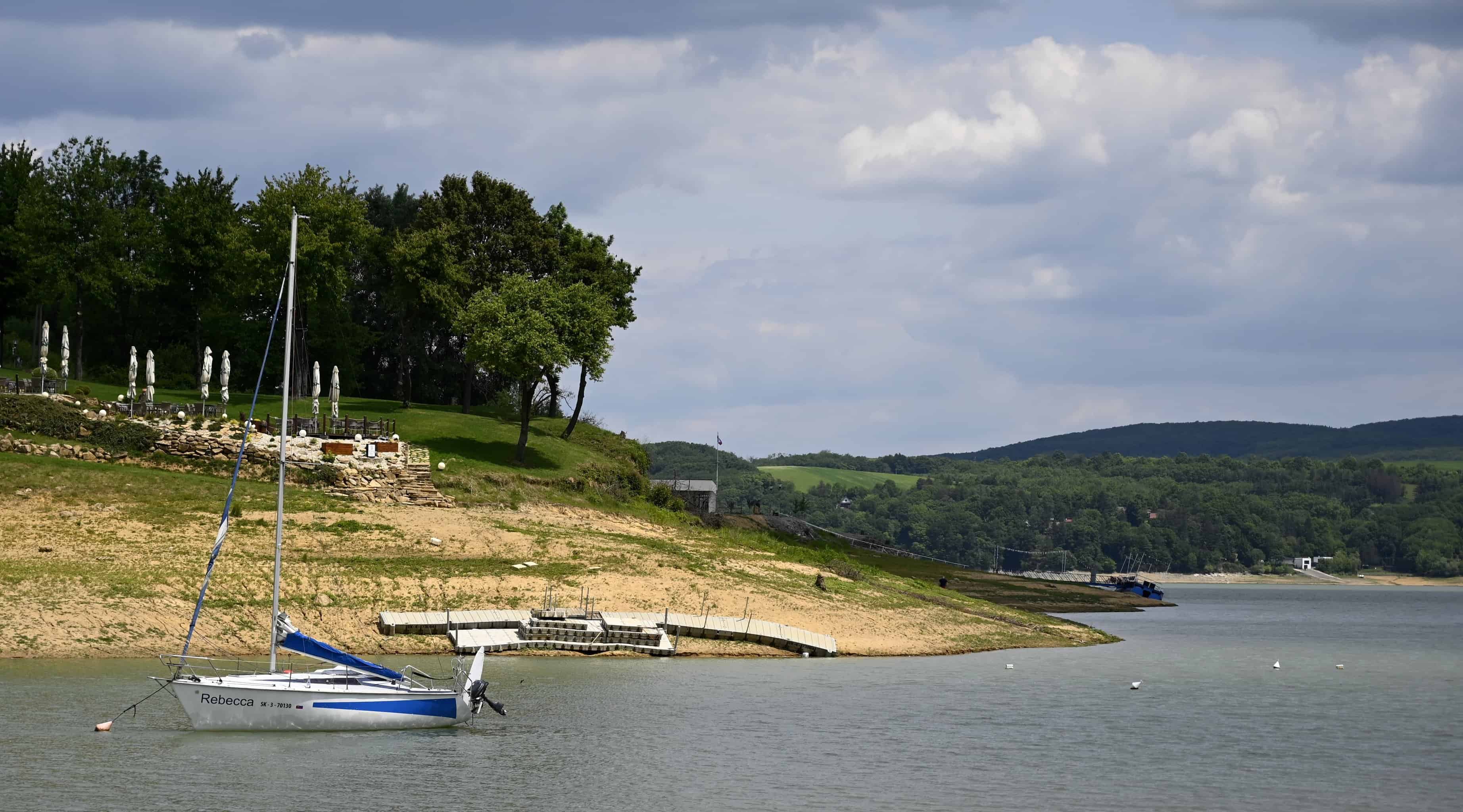 Nízka hladina vodnej nádrže v rekreačnej oblasti Domaša - Dobrá