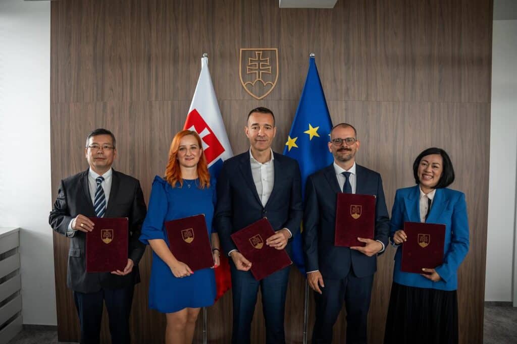 Minister Drucker so zástupcami vietnamskej komunity a Základnej školy na Odborárskej ulici, Zdroj: FB/Ministerstvo školstva, výskumu, vývoja a mládeže SR