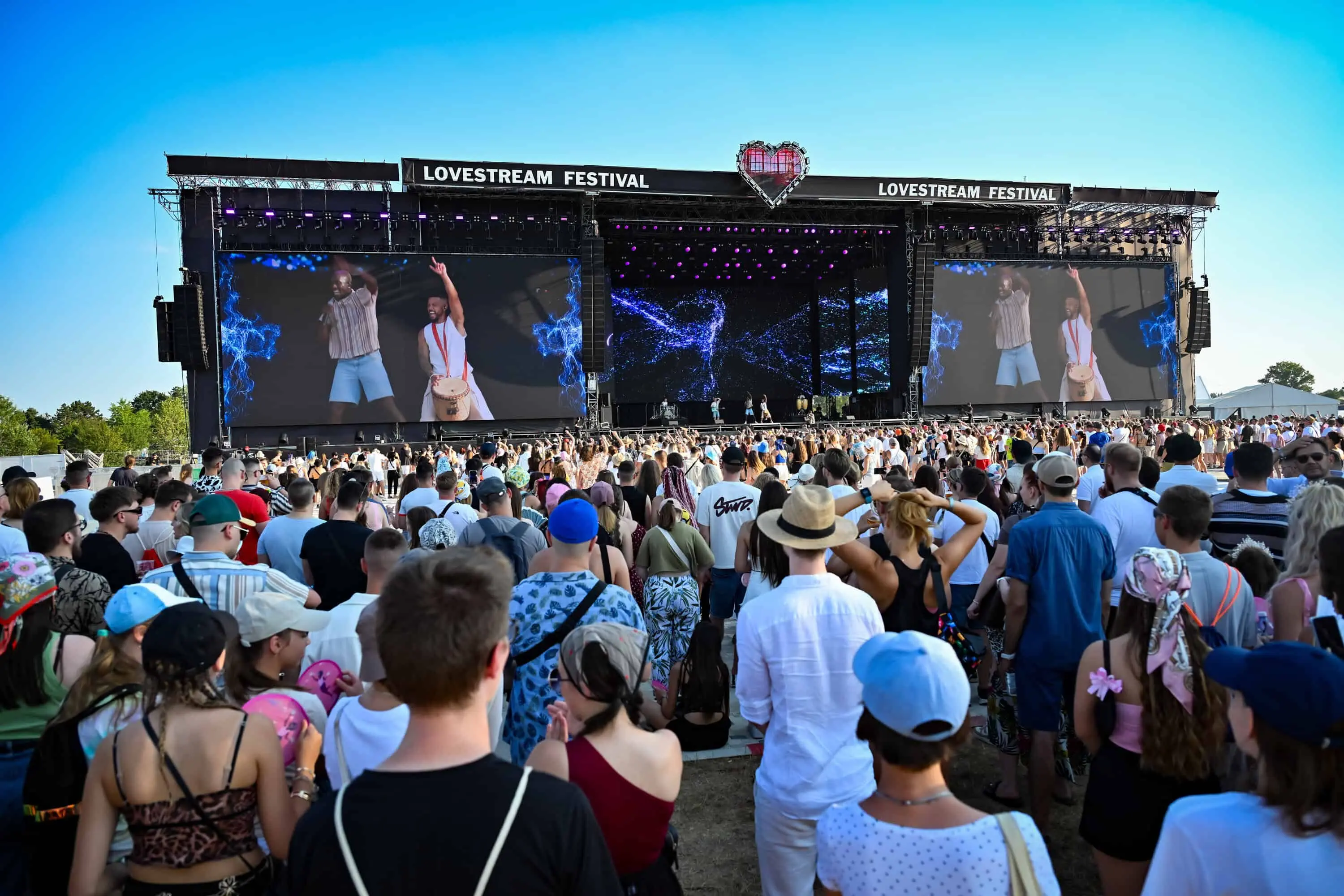 Hudobný festival Lovestream v Bratislave Na snímke účastníci počas vystúpenia interpretov Nico a Vinz v rámci prvého dňa 4. ročníka festivalu Lovestream v areáli Starého letiska v bratislavských Vajnoroch v piatok 15. augusta 2025. Zdroj: FOTO TASR/Pavol Zachar