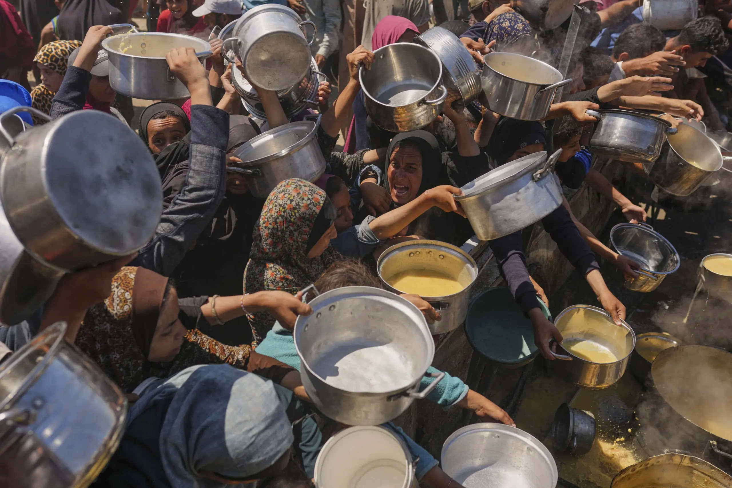 Palestínčania bojujú o humanitárnu pomoc a jedlo v komunitnej kuchyni v meste Gaza v Pásme Gazy v pondelok 4. augusta 2025. Foto: TASR/AP 