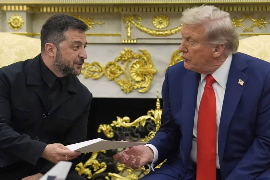 Americký prezident Donald Trump (vpravo) a ukrajinský prezident Volodymyr Zelenskyj počas stretnutia v Oválnej pracovni Bieleho domu vo Washingtone v pondelok 18. augusta 2025. Zdroj: TASR/AP