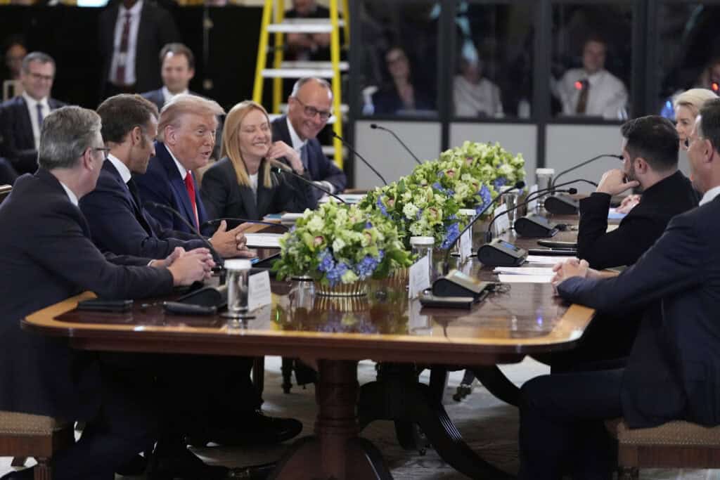 Americký prezident Donald Trump v pondelok večer stredoeurópskeho letného času privítal v Bielom dome svojho ukrajinského partnera Volodymyra Zelenského. Po spoločnom rokovaní sa americký prezident stretol aj s lídrami európskych krajín. Rokovať budú o prímerí vo vojne na Ukrajine a summite na Aljaške, na ktorom sa Trump zišiel s ruským prezidentom Vladimirom Putinom. Zdroj: TASR/AP