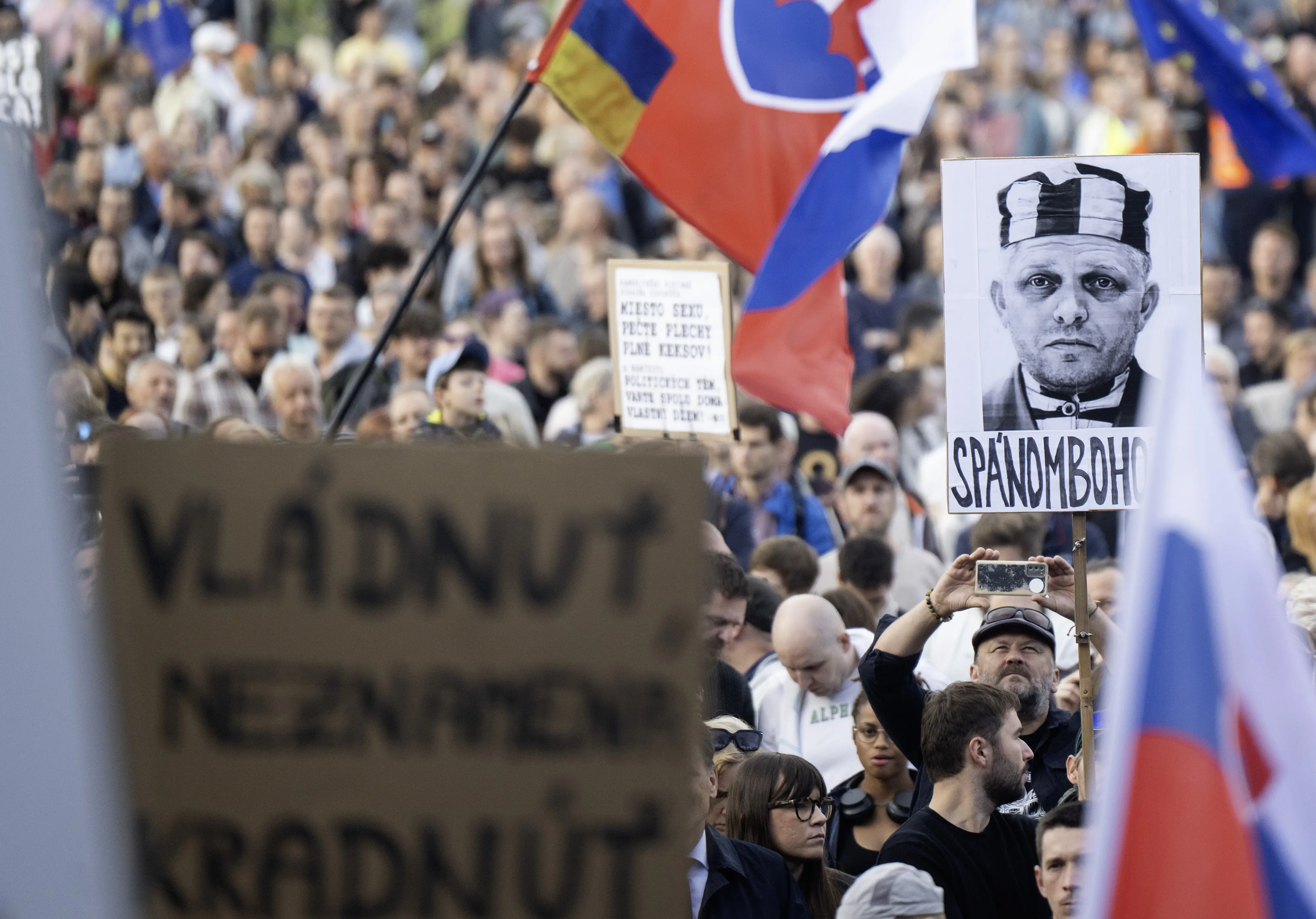 Protest hnutia Progresívne Slovensko proti konsolidácii v Bratislave