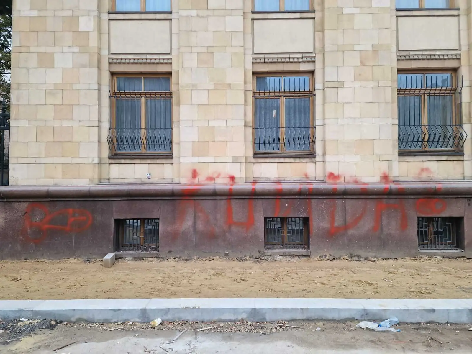 nápis česká ambasáda v Moskve