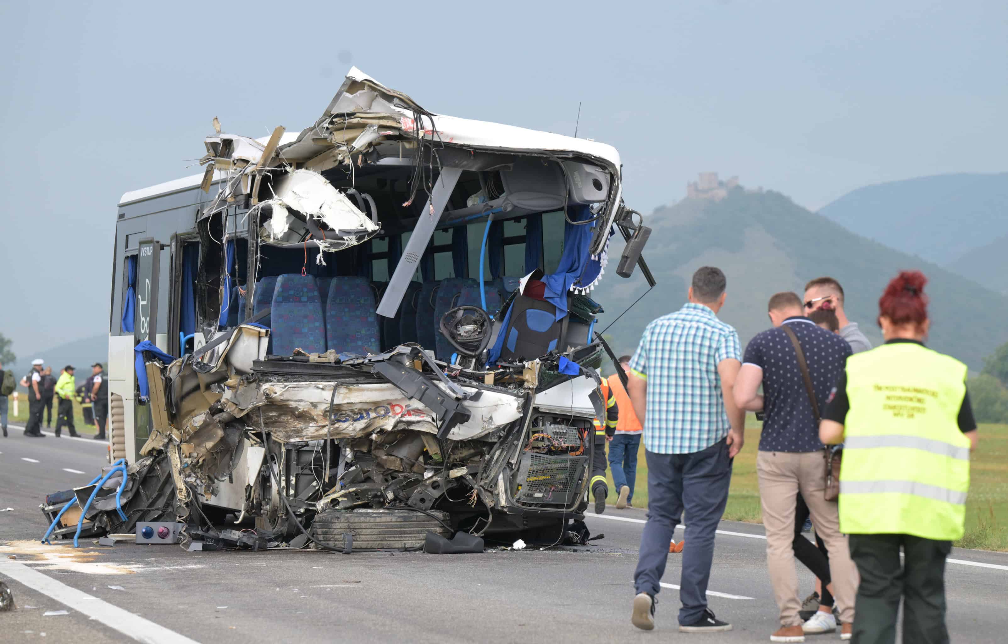 Drienovec nehoda autobusu a kamiónu