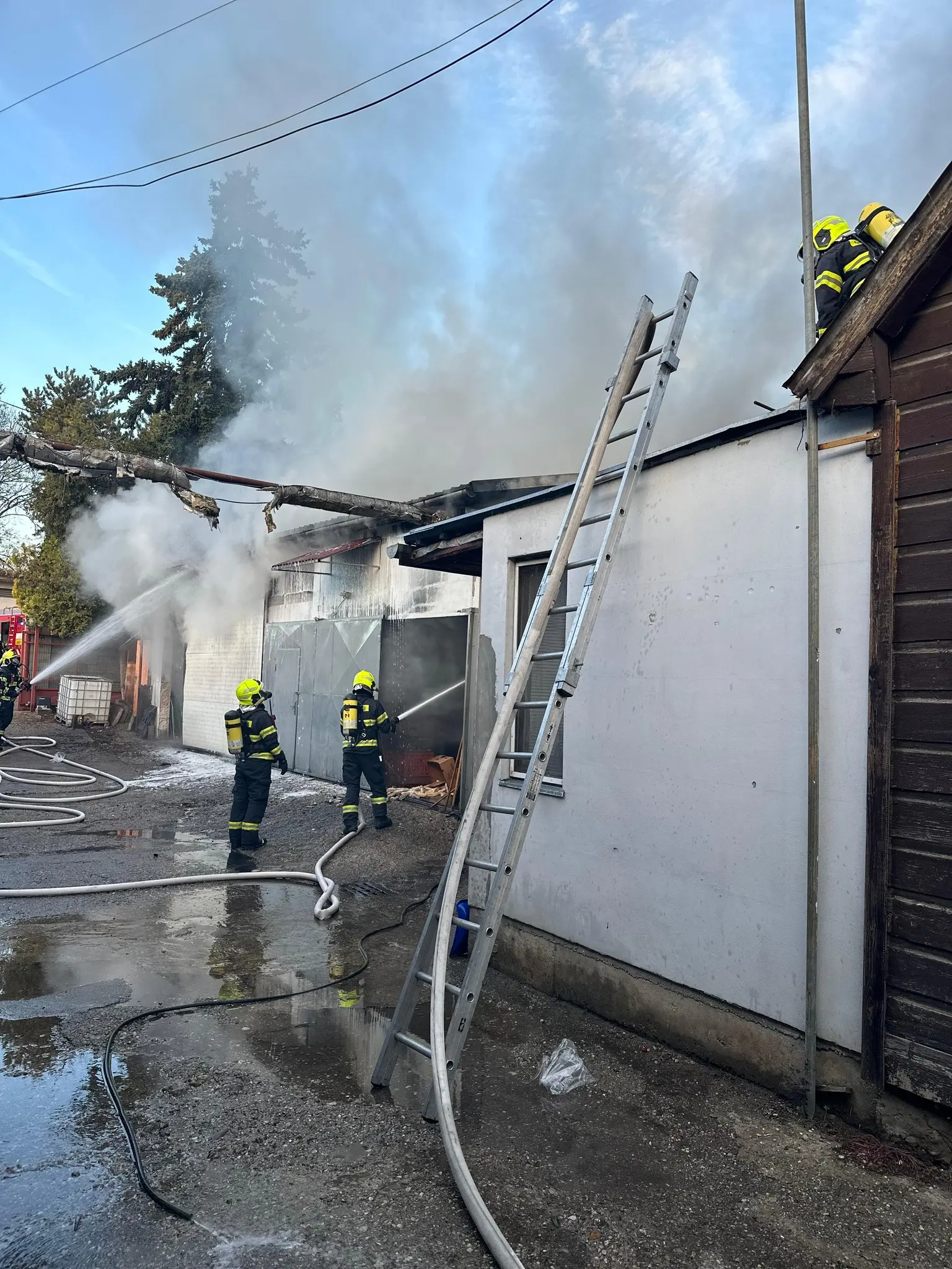 požiar autoservisu vo Vrakuni