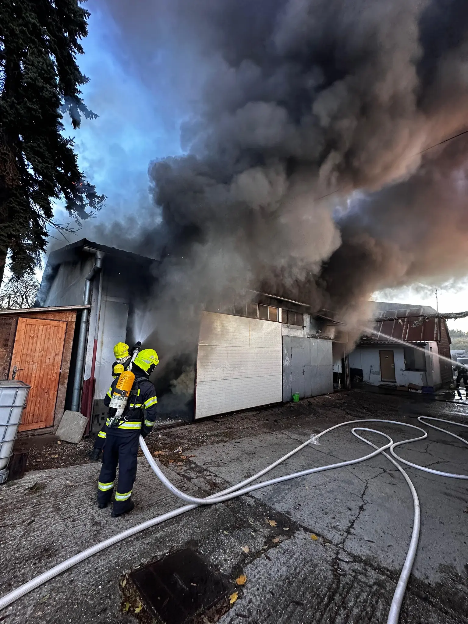 požiar autoservisu vo Vrakuni