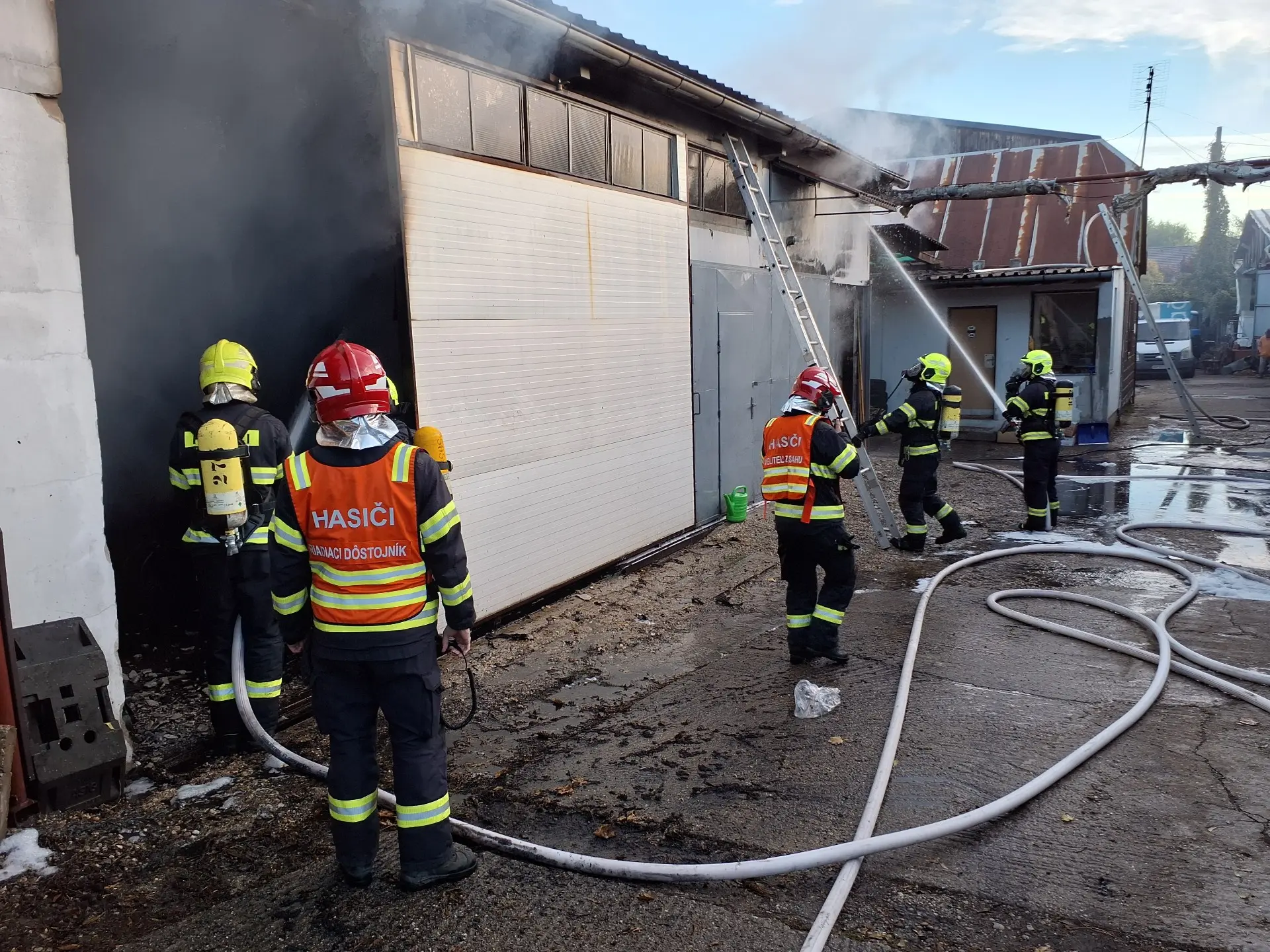 požiar autoservisu vo Vrakuni