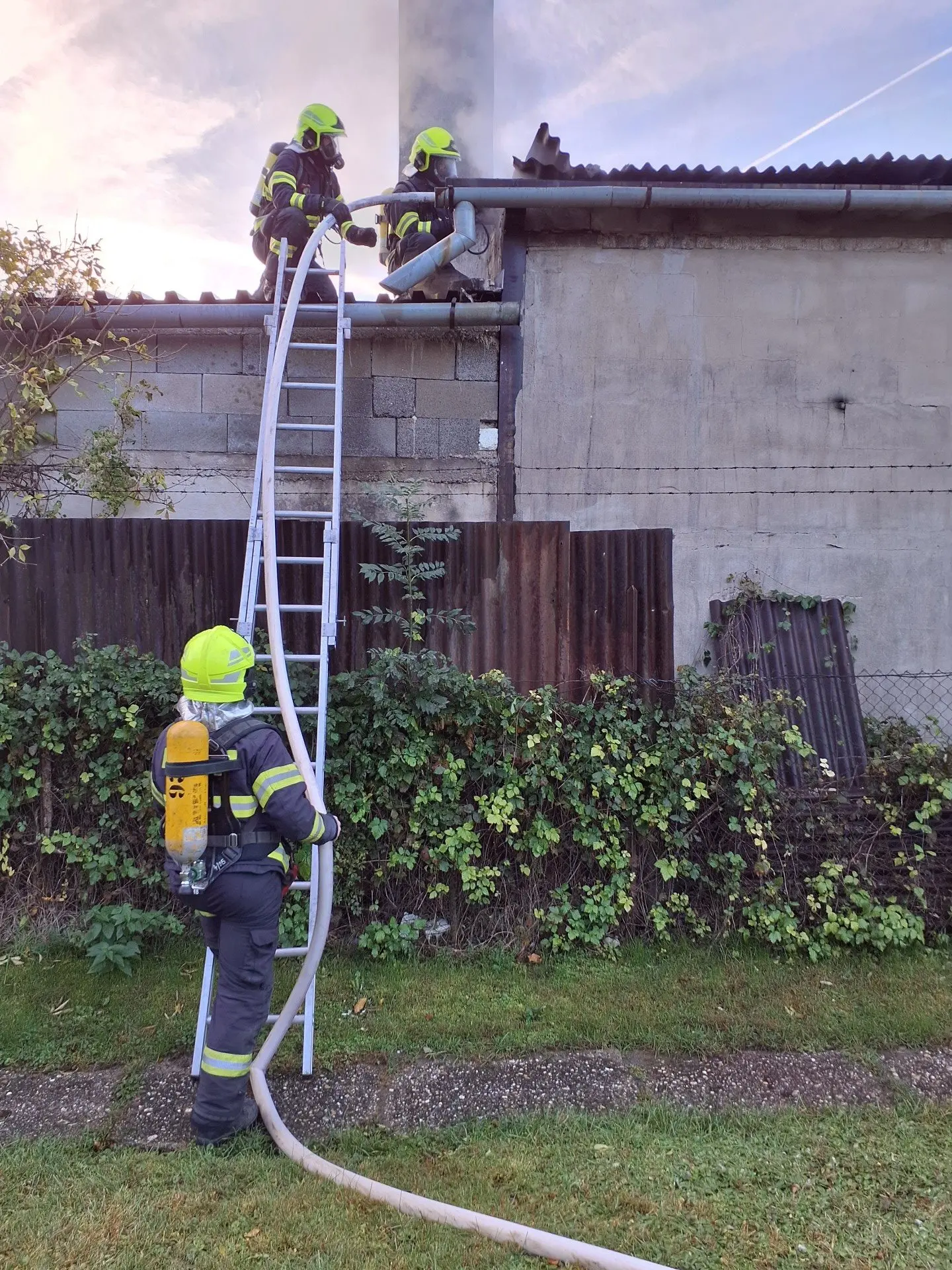 požiar autoservisu vo Vrakuni