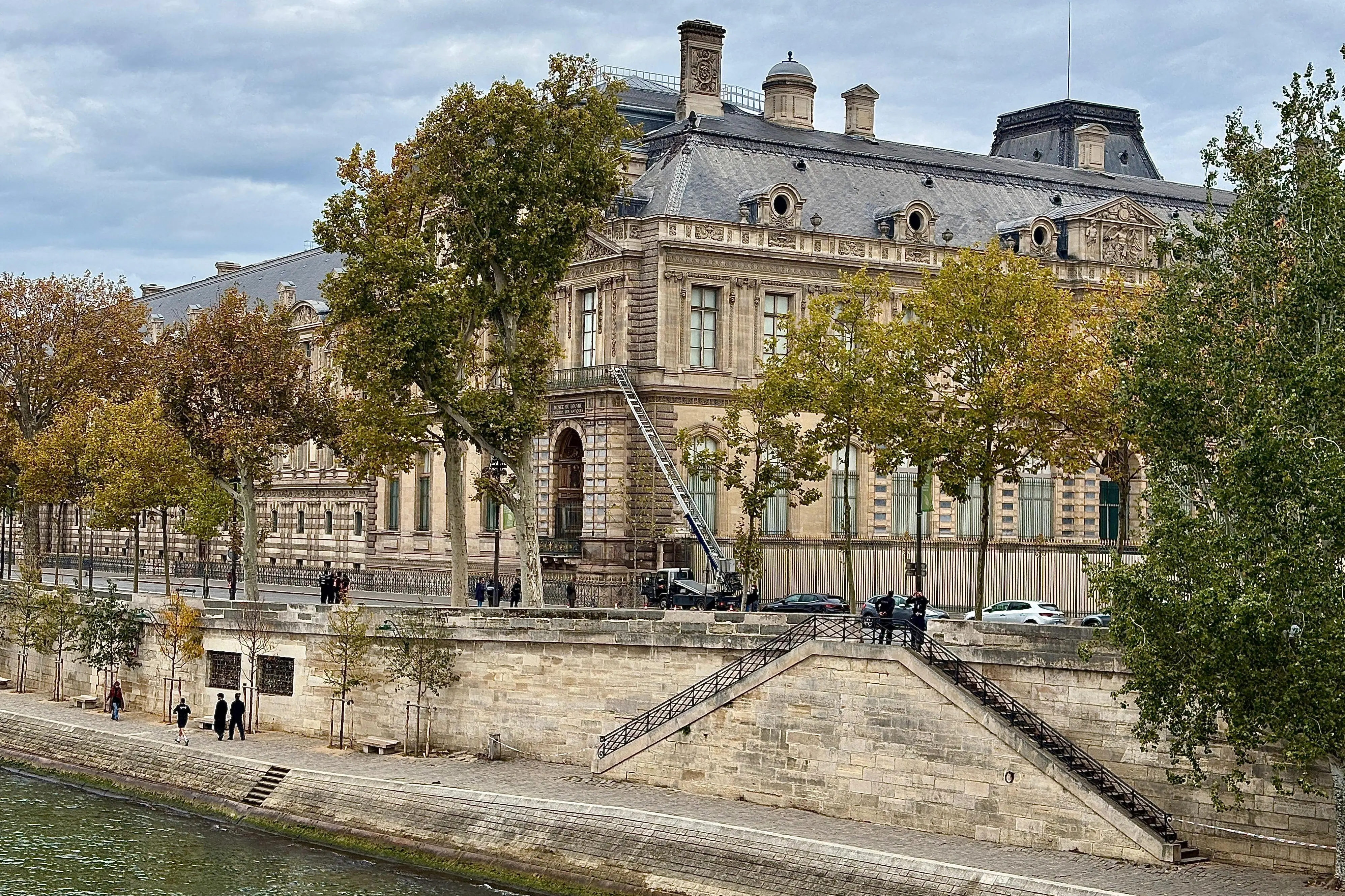 Krádež šperkov v Louvre