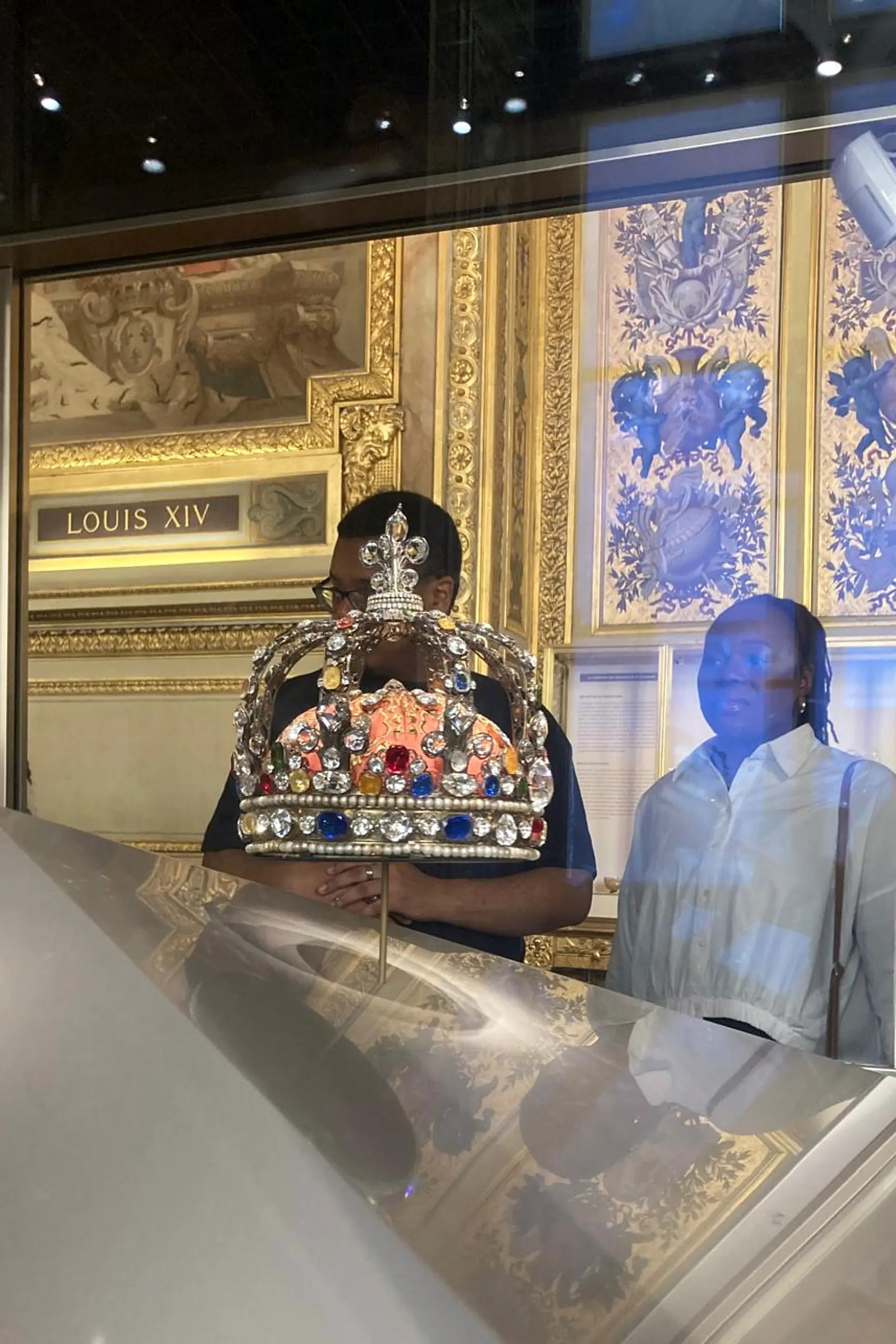Krádež šperkov v Louvre