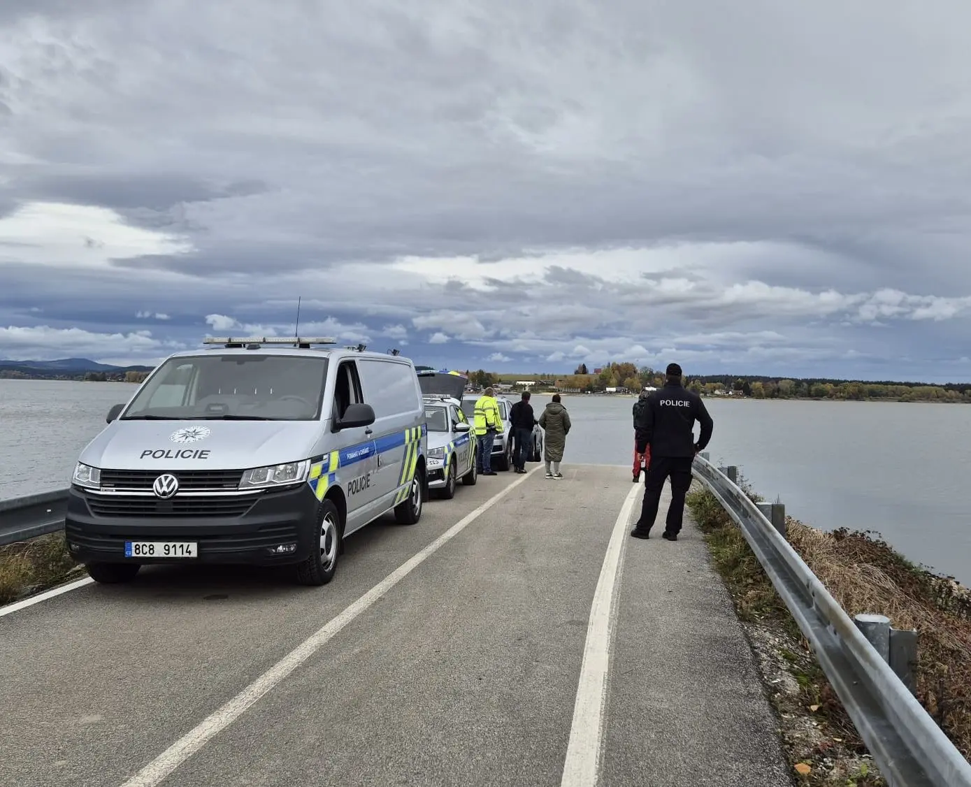 Lipno priehrada auto telá