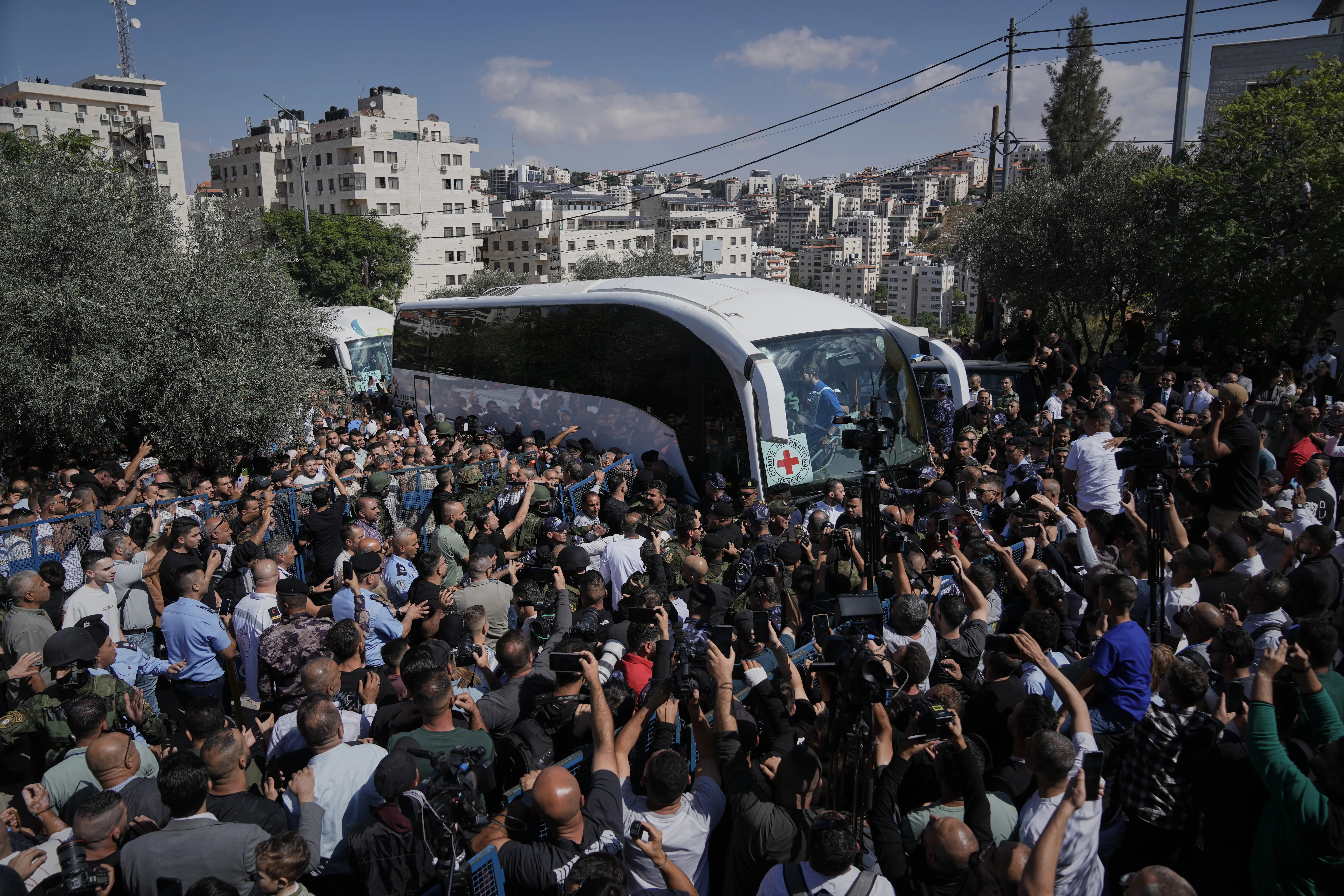 Autobusy s väznenými Palestínèanmi dorazili na Západný breh Jordánu