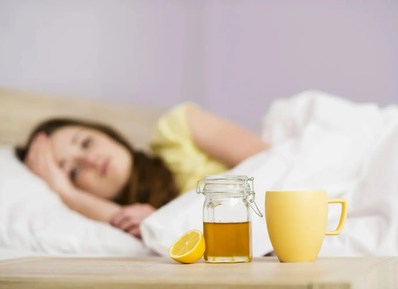 chora osoba-čaj-teplé tekutiny