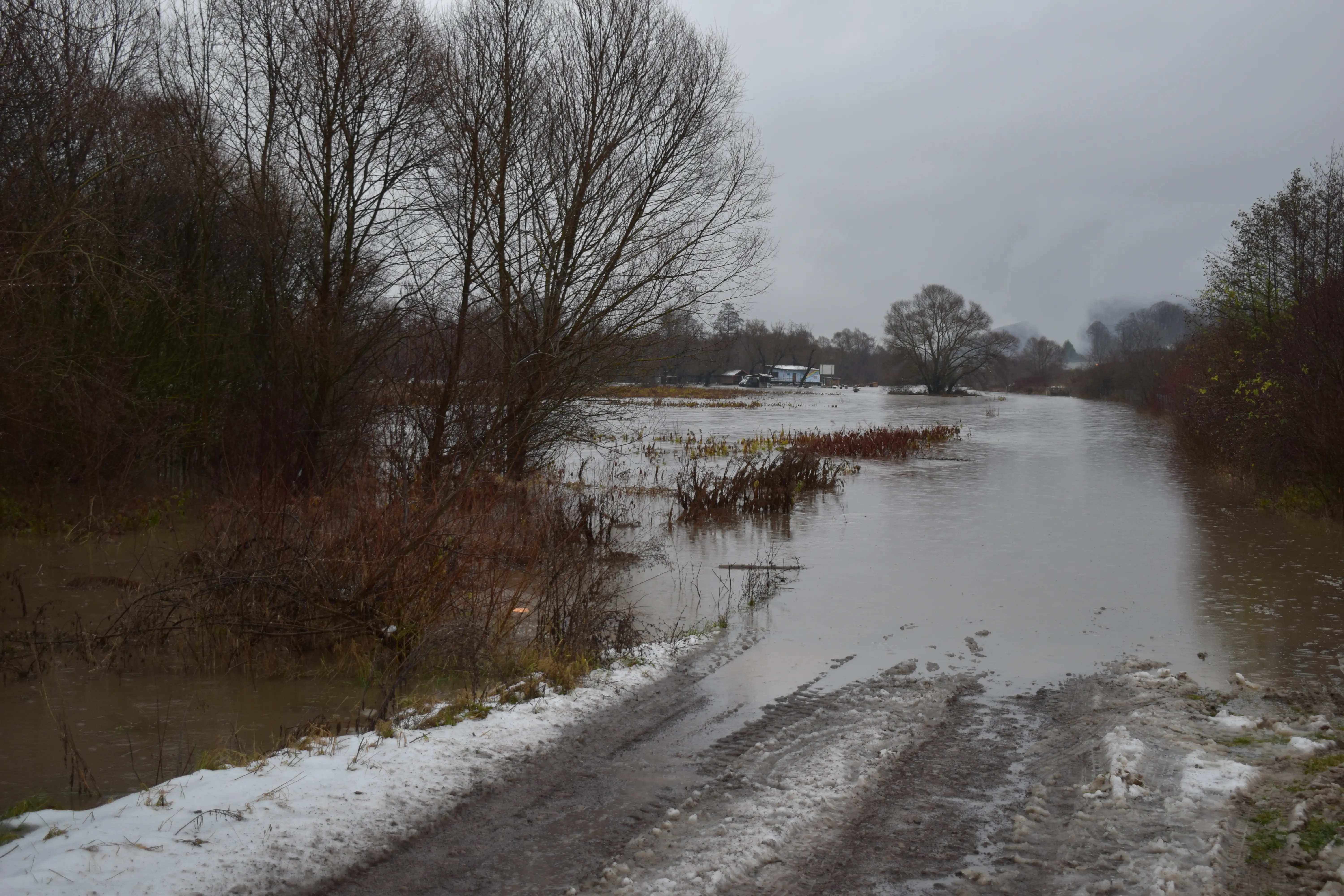 Vyliaty Hron v obci Hliník nad Hronom