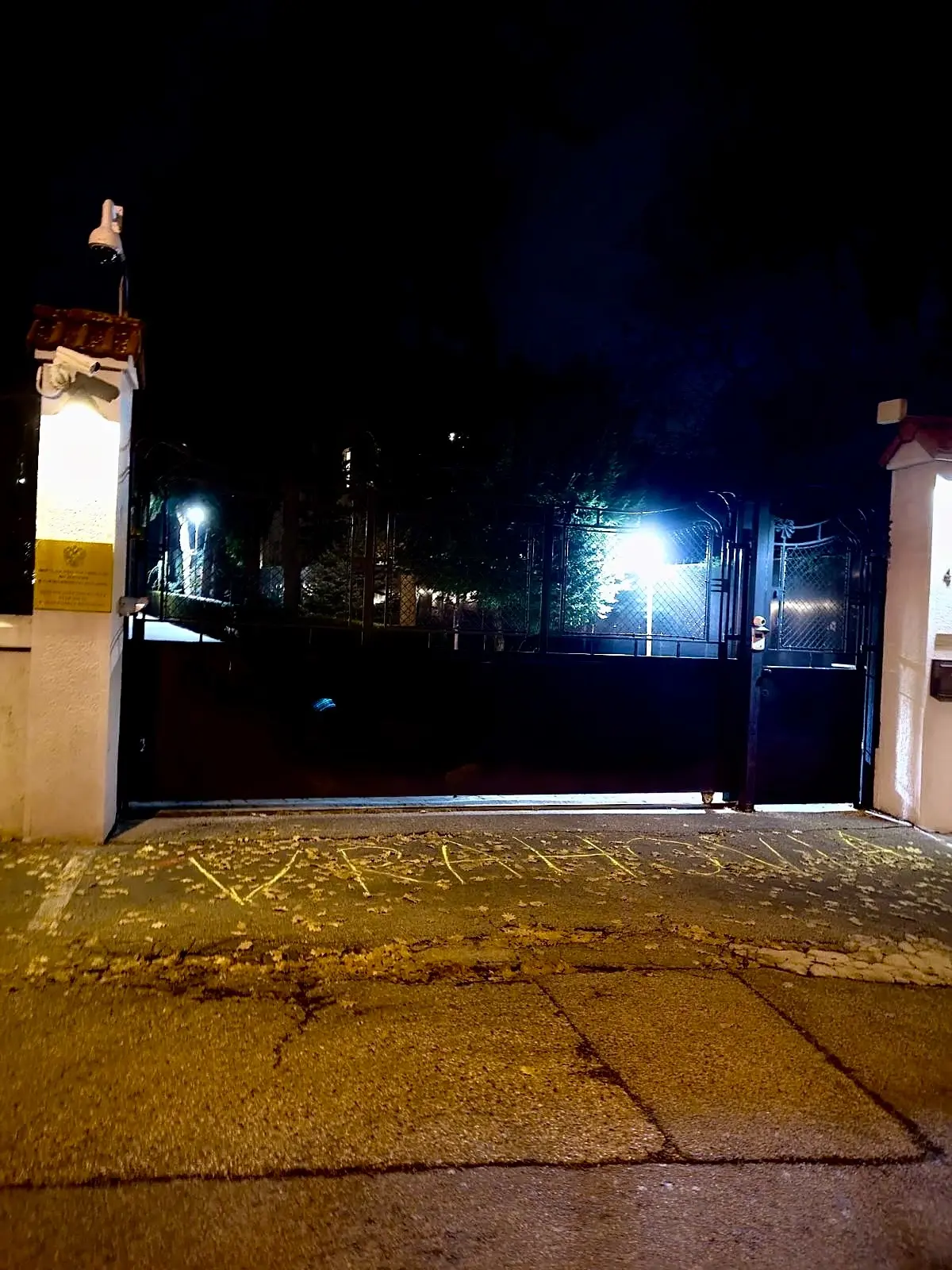 kriedový nápis pred ruskou ambasádou v Bratislave 