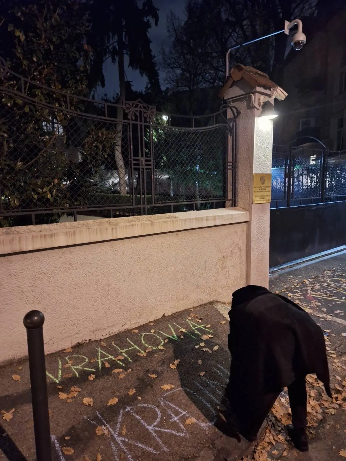 kriedový nápis pred ruskou ambasádou v Bratislave