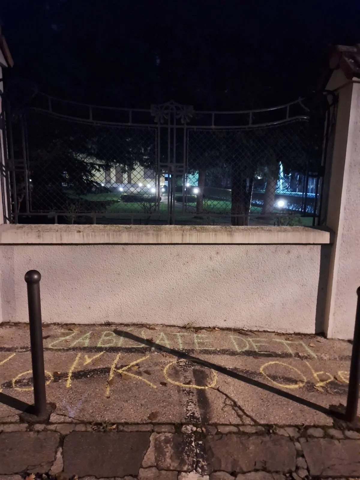 kriedový nápis pred ruskou ambasádou v Bratislave 