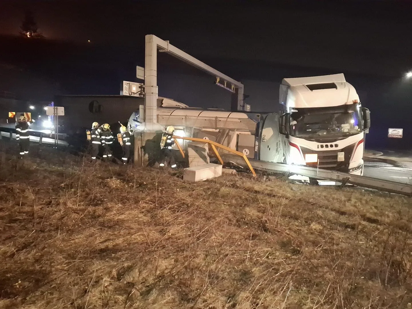 únik nebezpečnej látky pri Svrčinovci nehoda kamión