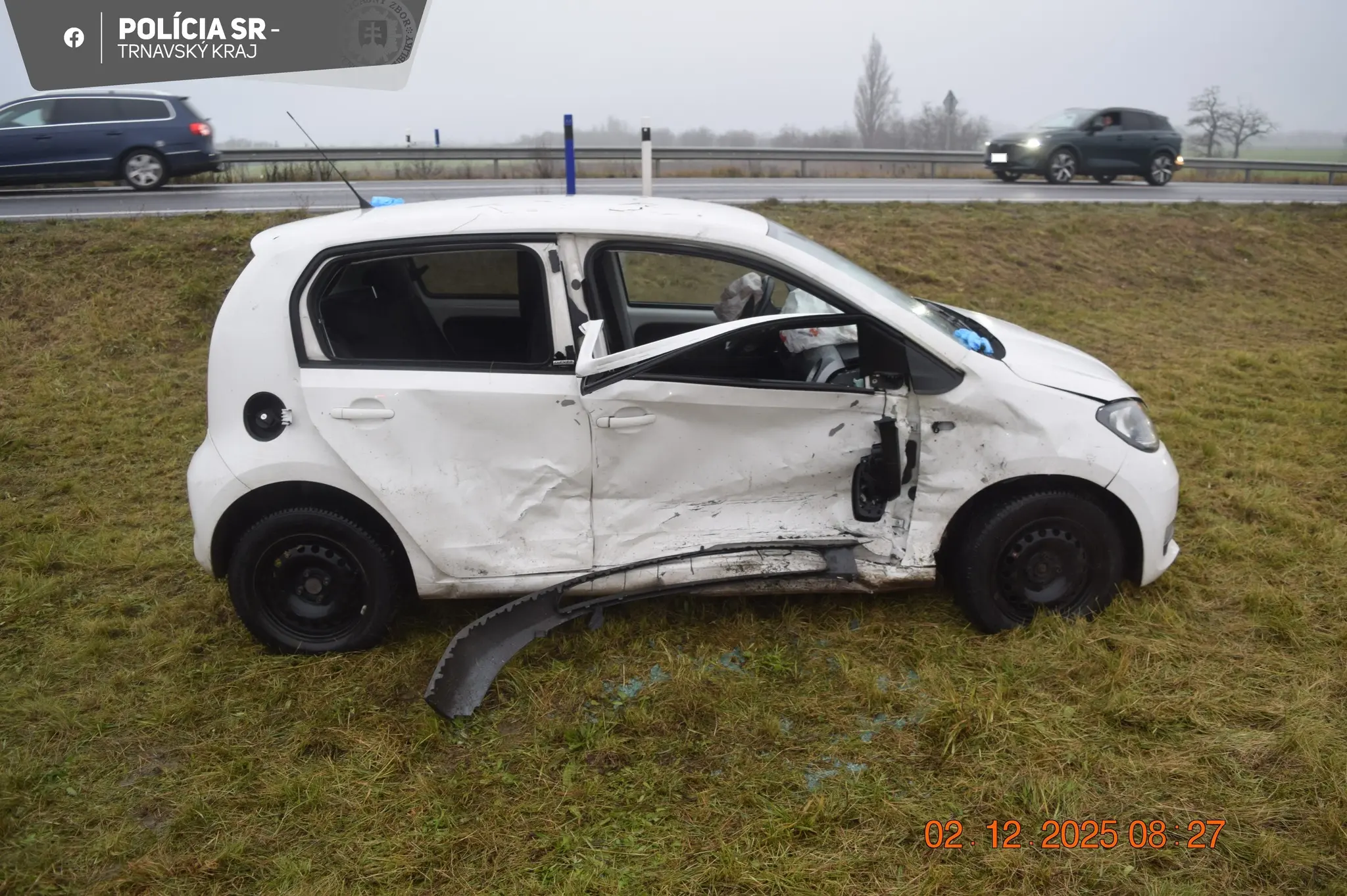 Dopravná nehoda 2.12.2025 na ceste medzi Kvetoslavovom a Šamorínom. V tomto vozidle sa viezol mladý hokejista HC Slovan, Roman Kukumberg ml. Foto: Facebook/<a href ="https://www.facebook.com/KRPZTT/posts/pfbid0g9HDM21tnqXZyuFSfAUi11D5e7ZrymYd5BYMYRXbnJ1h59sDvKqa5nitjV9m9mKrl?__cft__[0]=AZVaKr6ictc5E90GFv5vVFzPZn6wF3vSrlvKEoISNRN_LBy7868fo0LZ-rxCOHA2ZRLNQ1xYNzlzlKpFIVRtXifVM1q47eyw0hqw_VT4eiEJHwtJieerEZ5IsPlf2TUHAa1btW-mRpfbi_7e9RYNXVUw7pRB_8XsGNQOBy2VpWgVpaH-pT0_jXUxb9Pi93PSbyw&__tn__=%2CO%2CP-R ">Polícia SR - Trnavský kraj