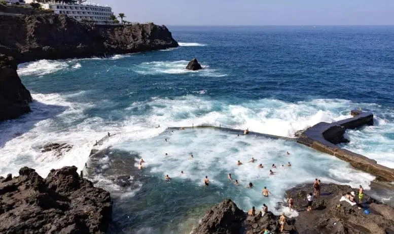 Kanárske ostrovy Tenerife bazén vlna